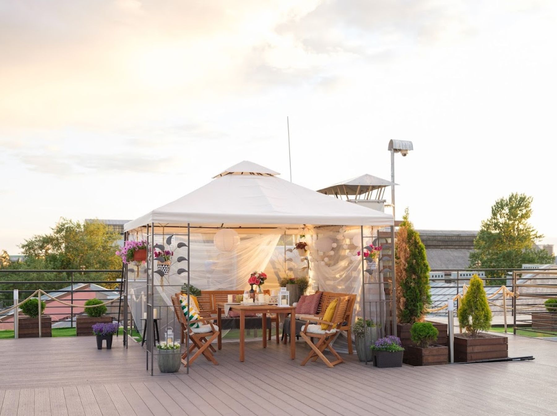 Светильники и зелень на террасе