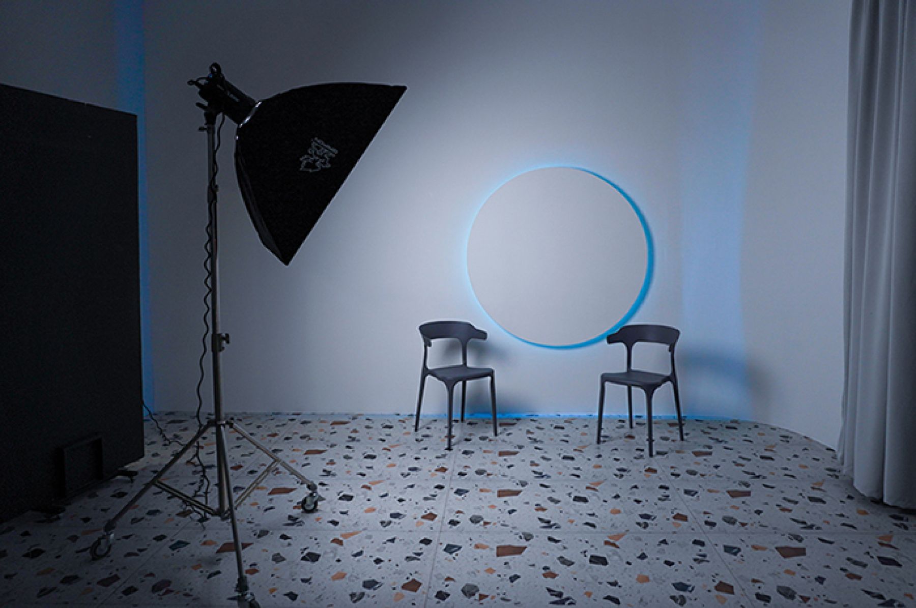 Светлая студия Рилс с дизайнерским интерьером