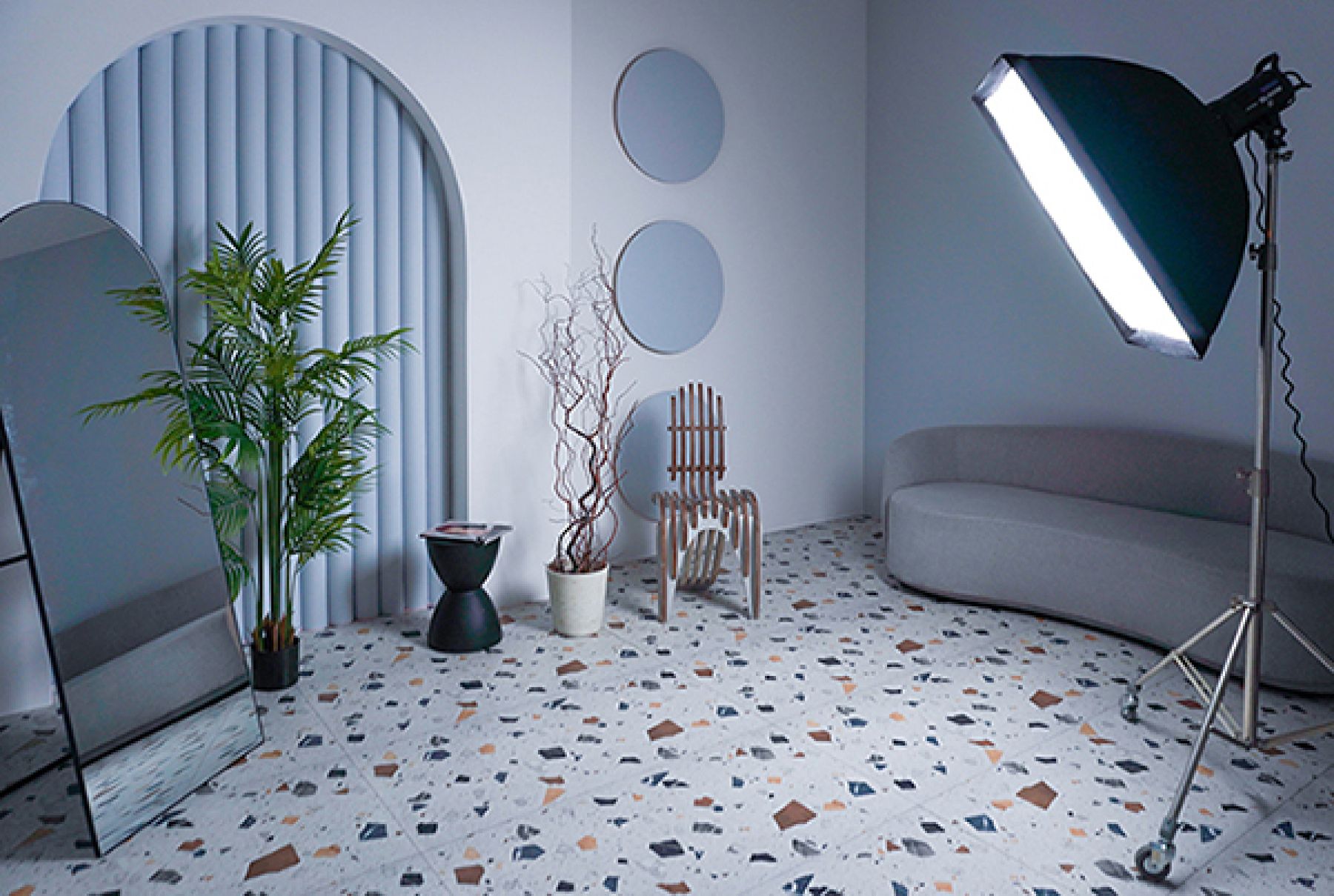 Столы и оборудование в студии Рилс