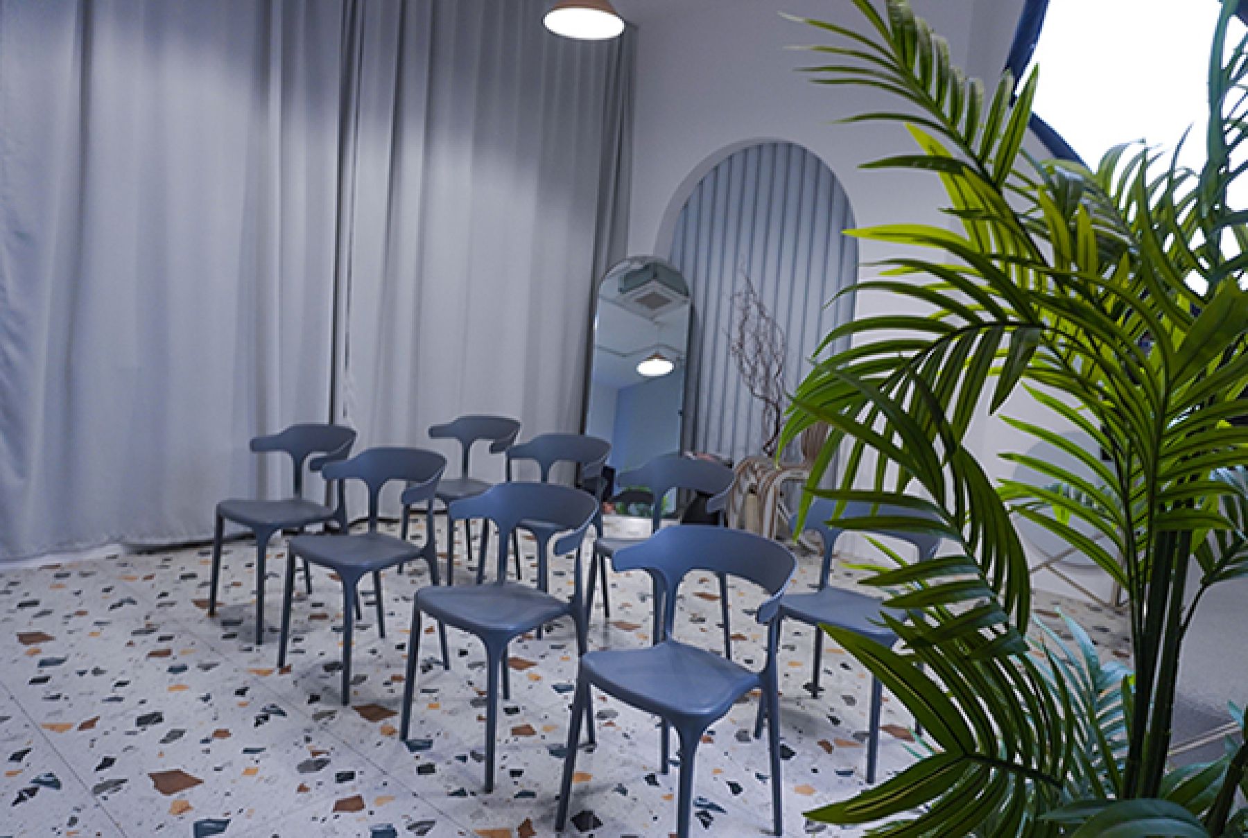 Интерьер студии Рилс с просторным помещением