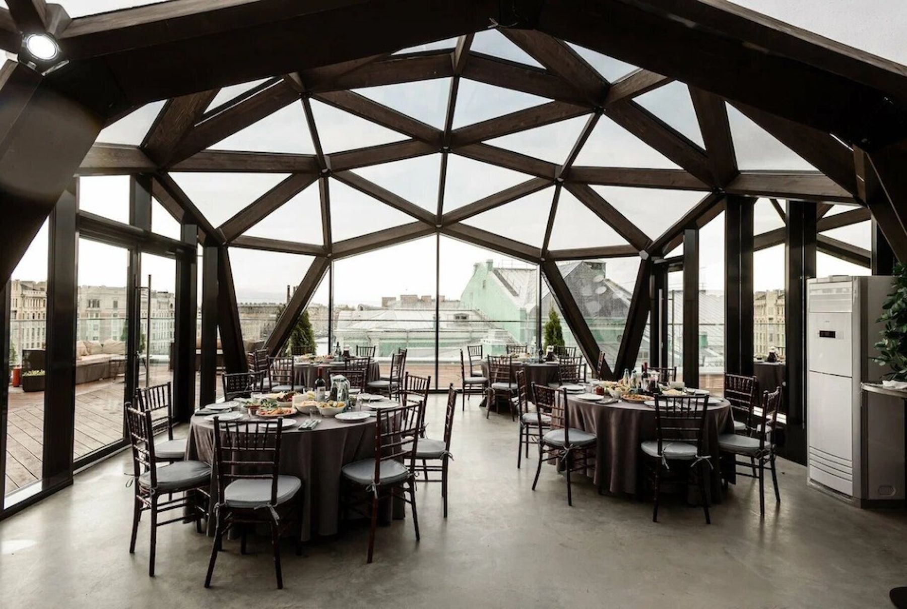 Интерьер банкетного зала с европейской кухней