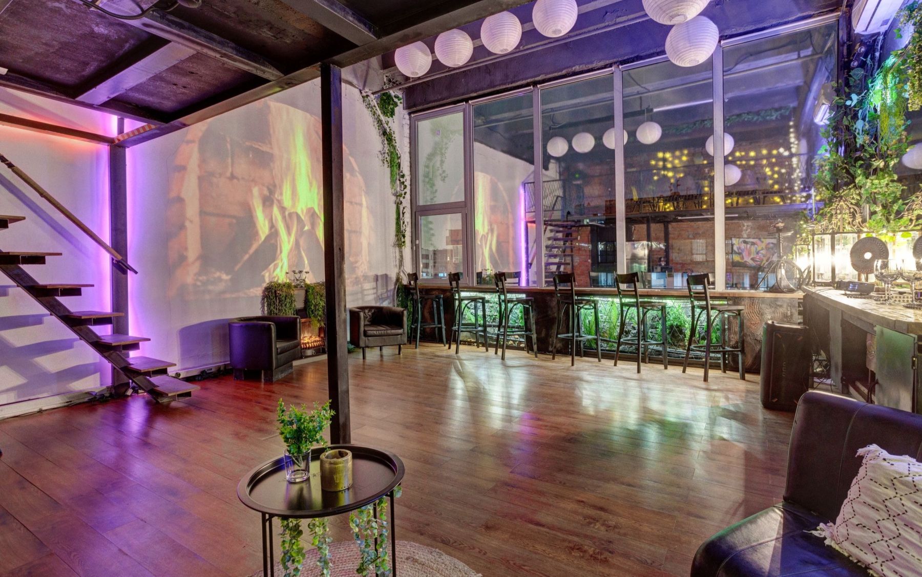 Лофт на Бауманской - интерьер с зеркальными стенами