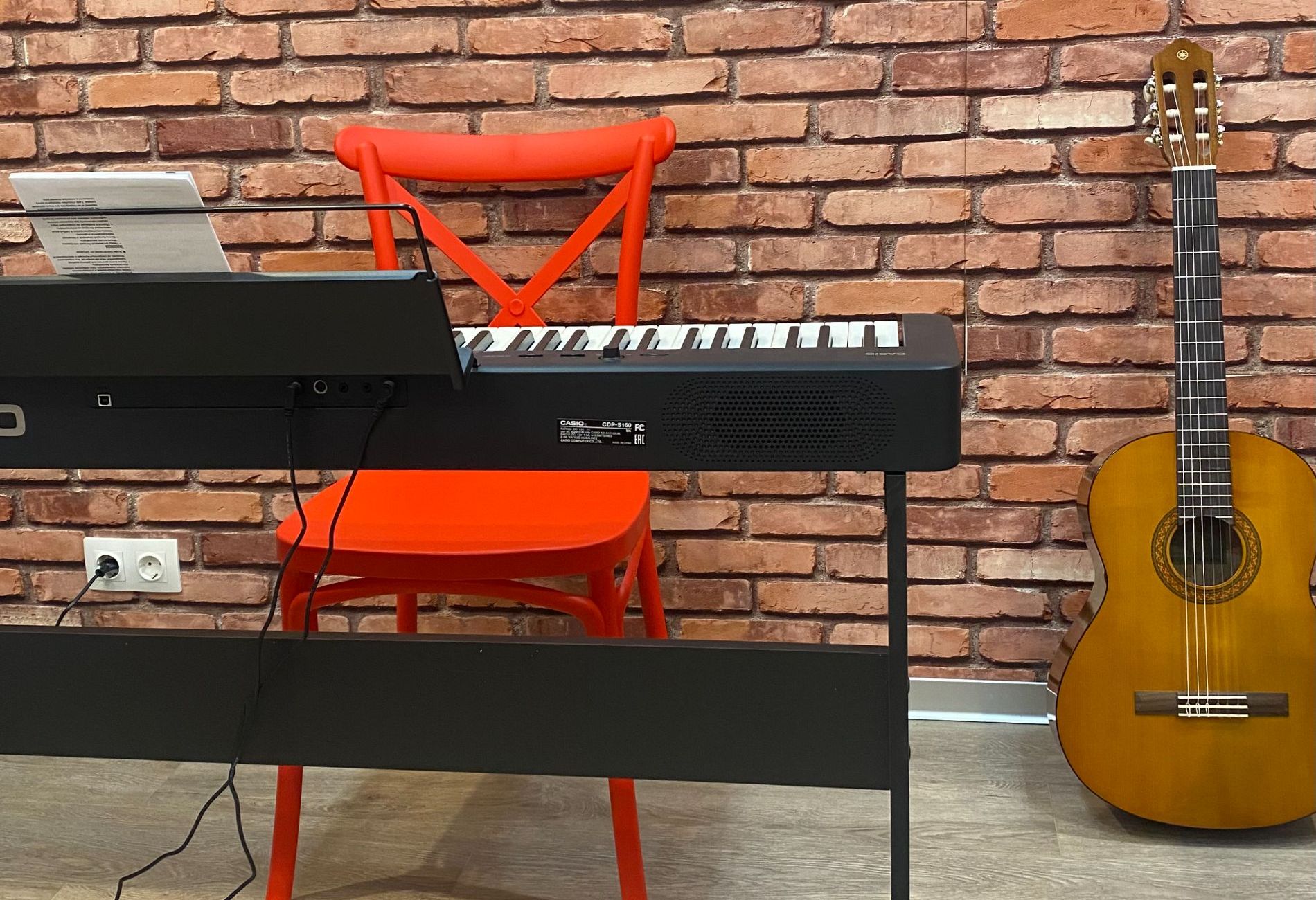 Уютный уголок студии с предметами интерьера