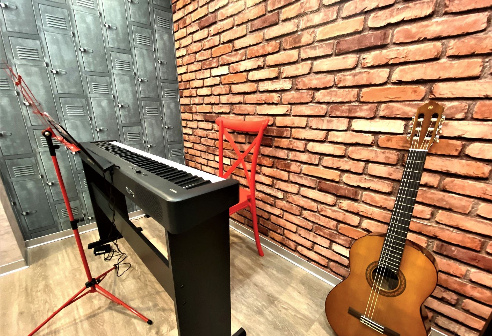Оборудование в студии для занятий музыкой