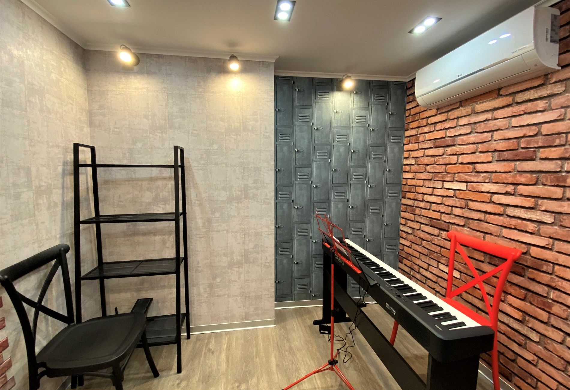 Интерьер музыкальной комнаты с фортепиано