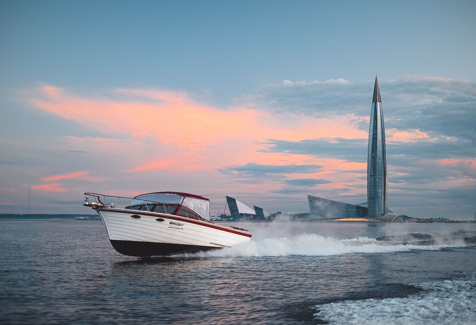 Коктейльный катер с панорамными окнами