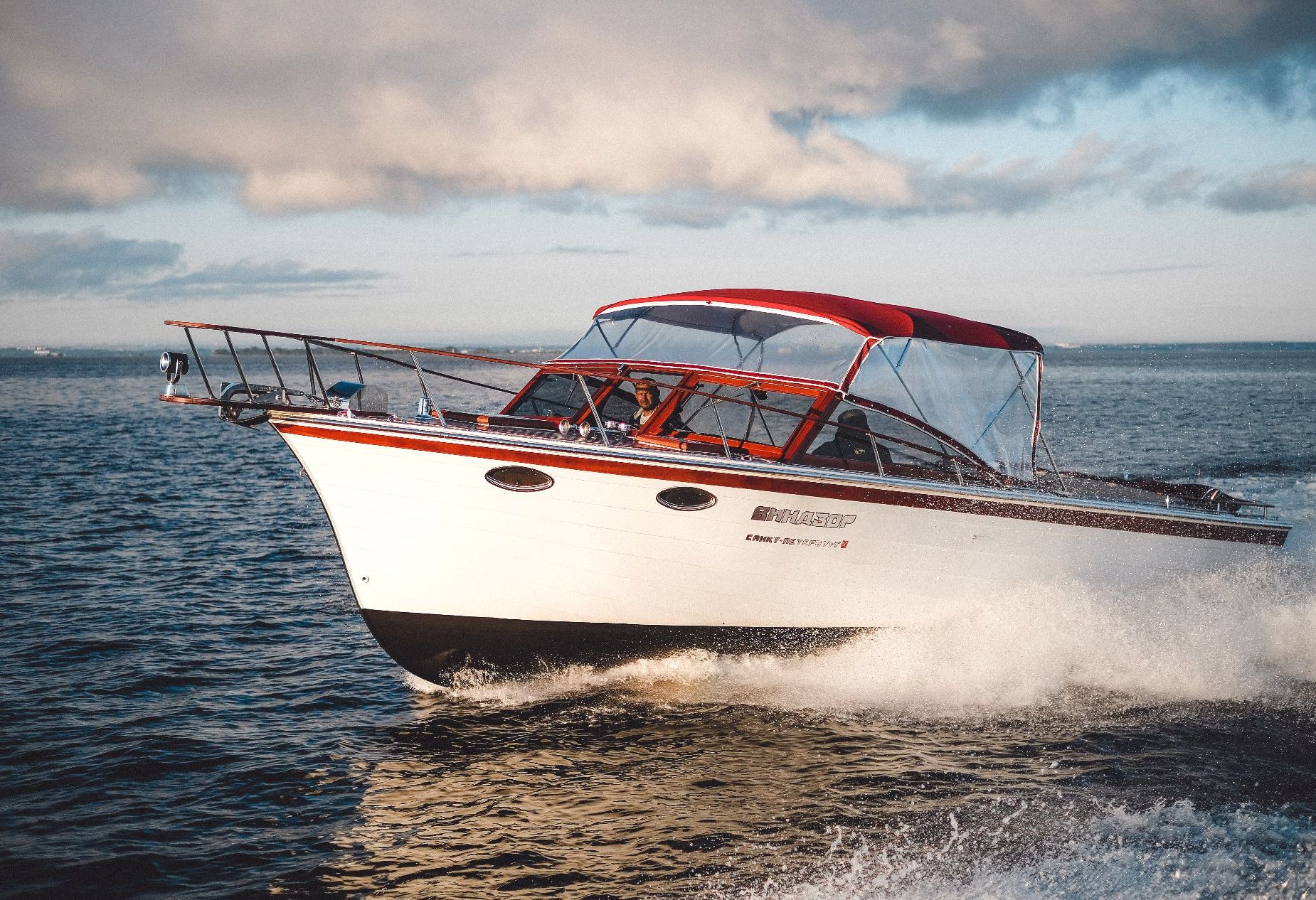 Элитный коктейльный катер в Санкт-Петербурге - интерьеры