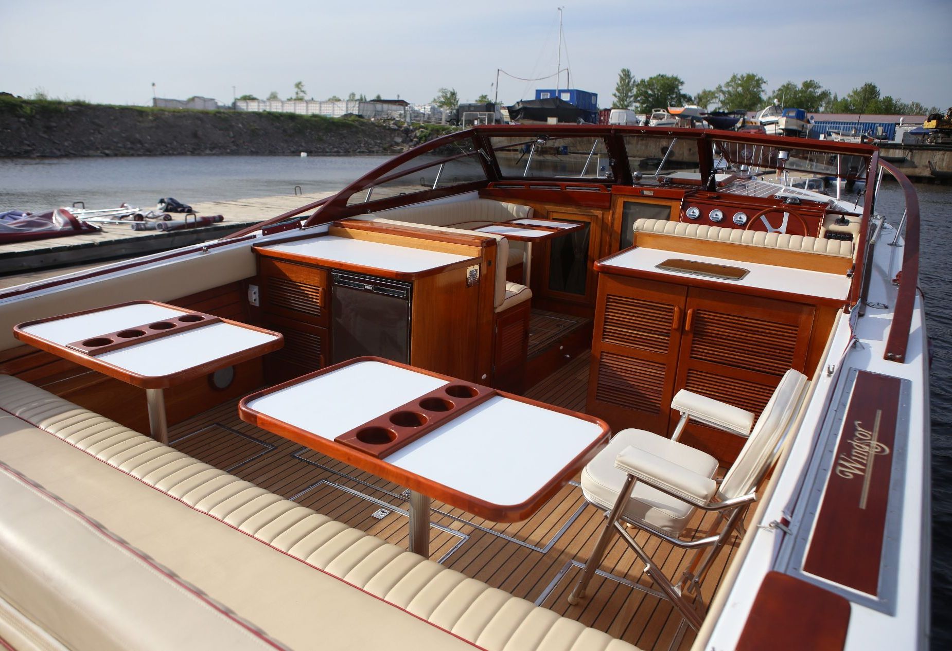 Коктейльный катер на воде - уютная каюта