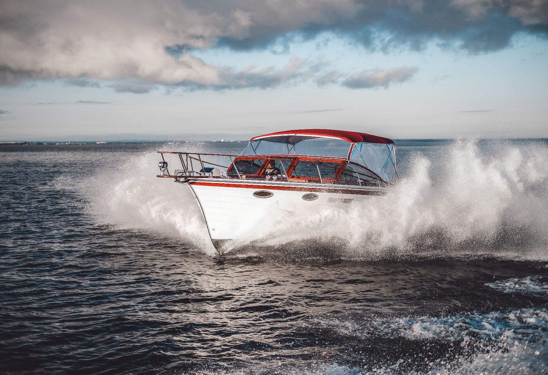 Элитный катер для мероприятий - удобства