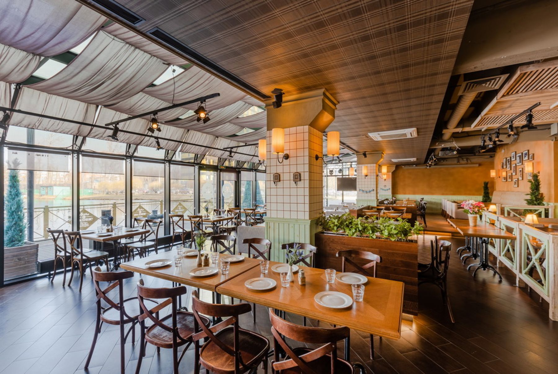 Сцена в ресторане Лето на Поляне