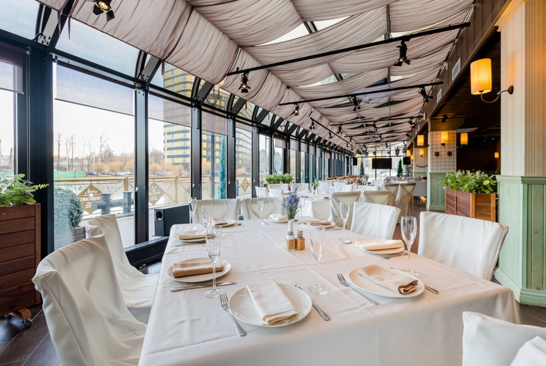 Интерьер ресторана Лето на Поляне