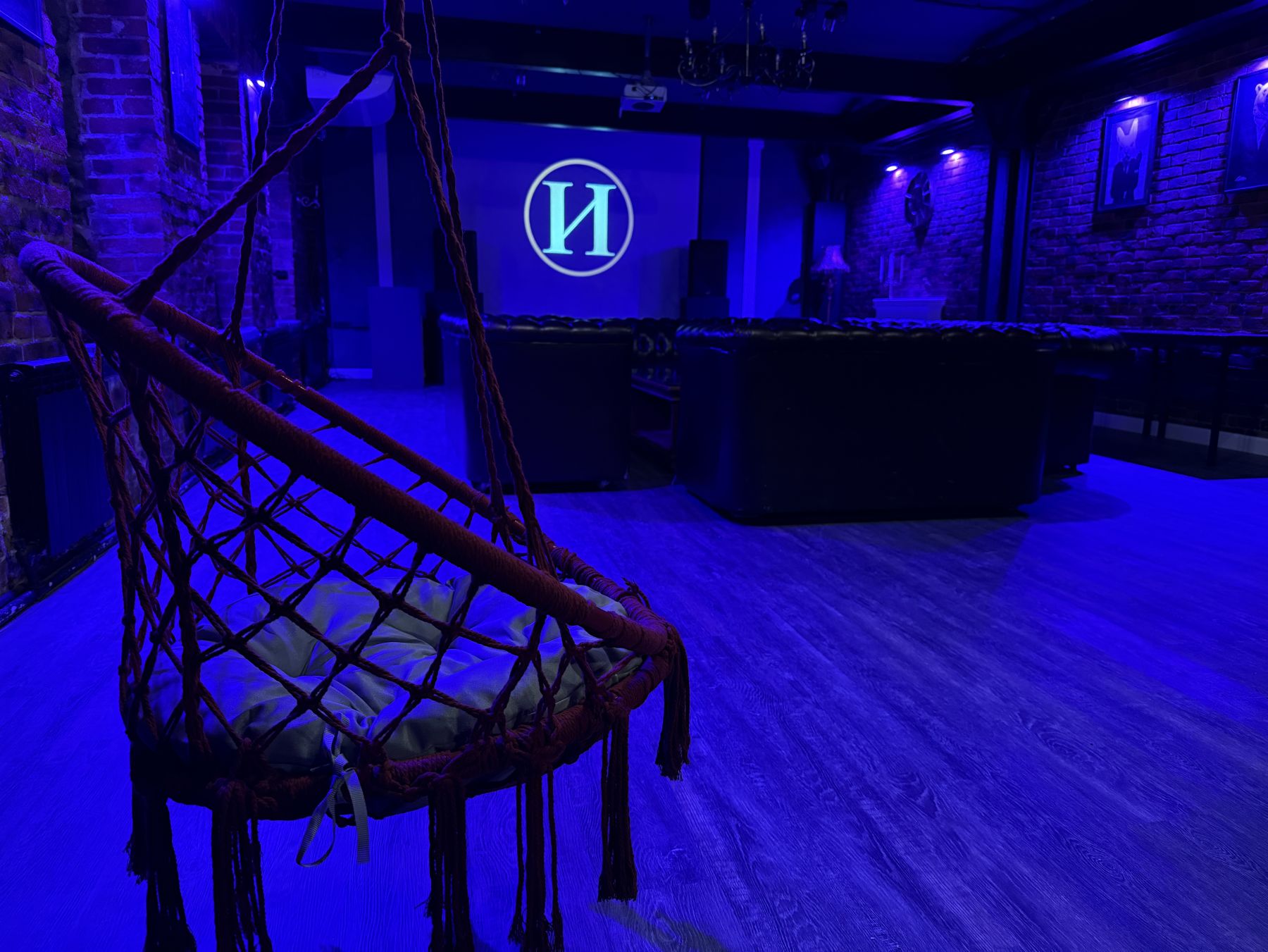 Просторный зал для мероприятий в лофте Кастл