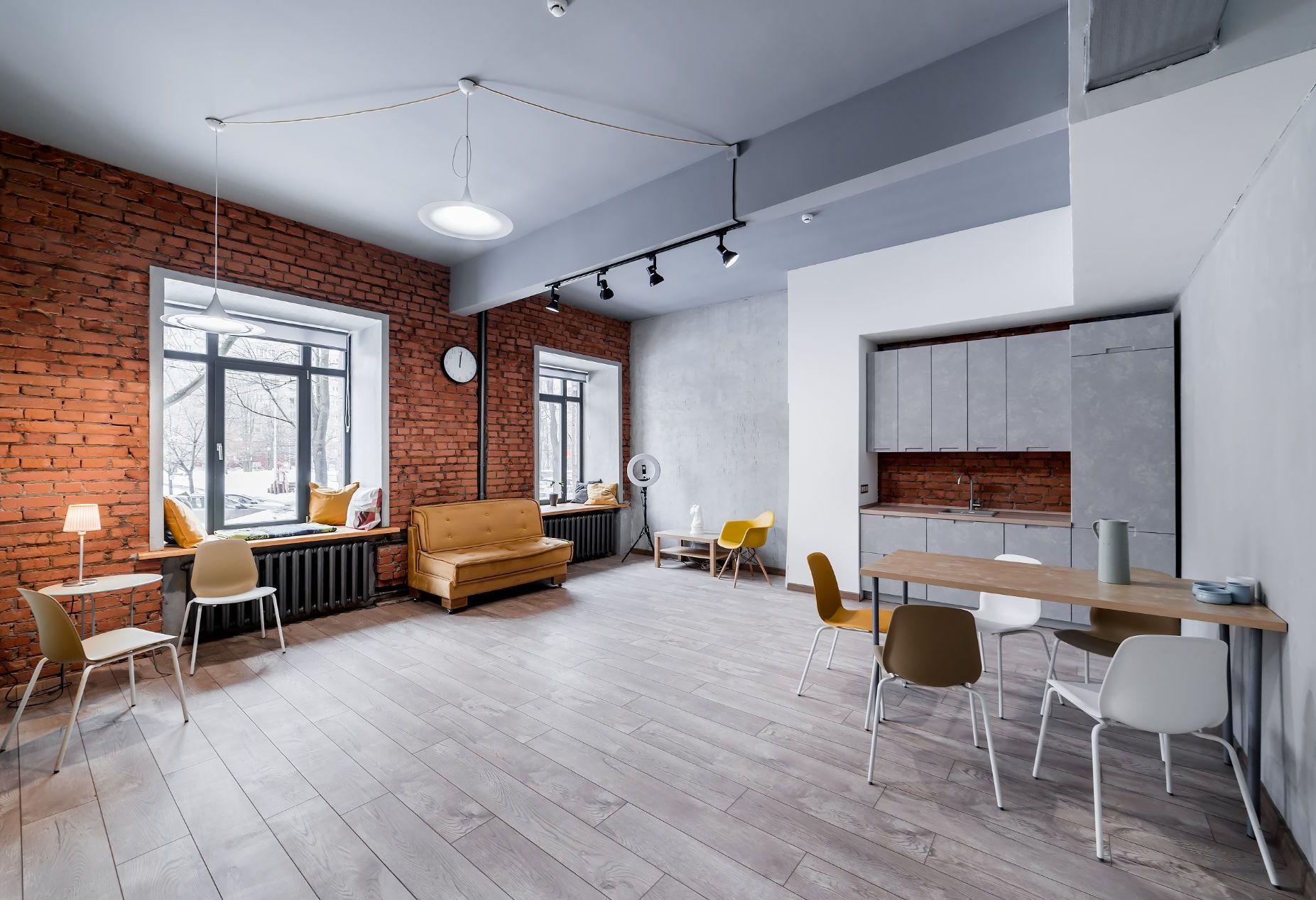 Интерьер Grey лофта с большими окнами