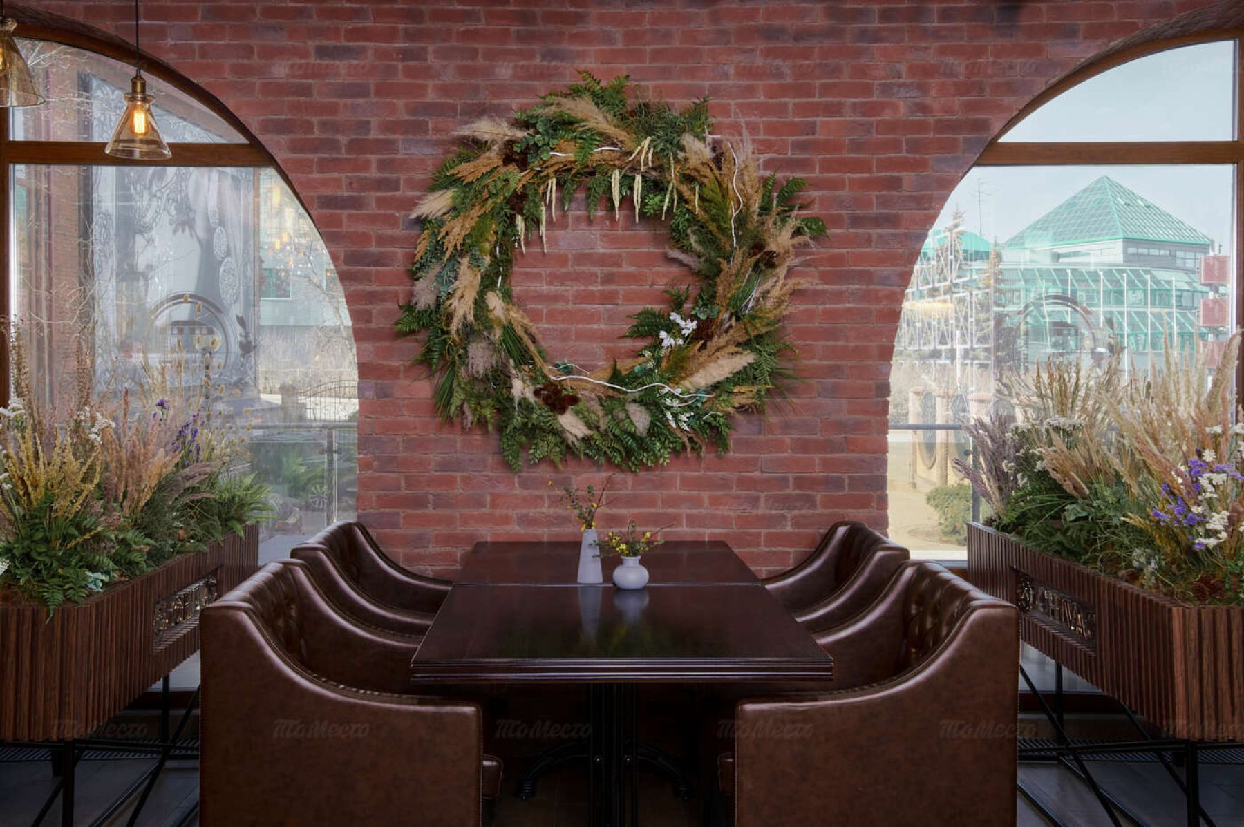 Уютная обстановка ресторана AurA Kitchen&Bar