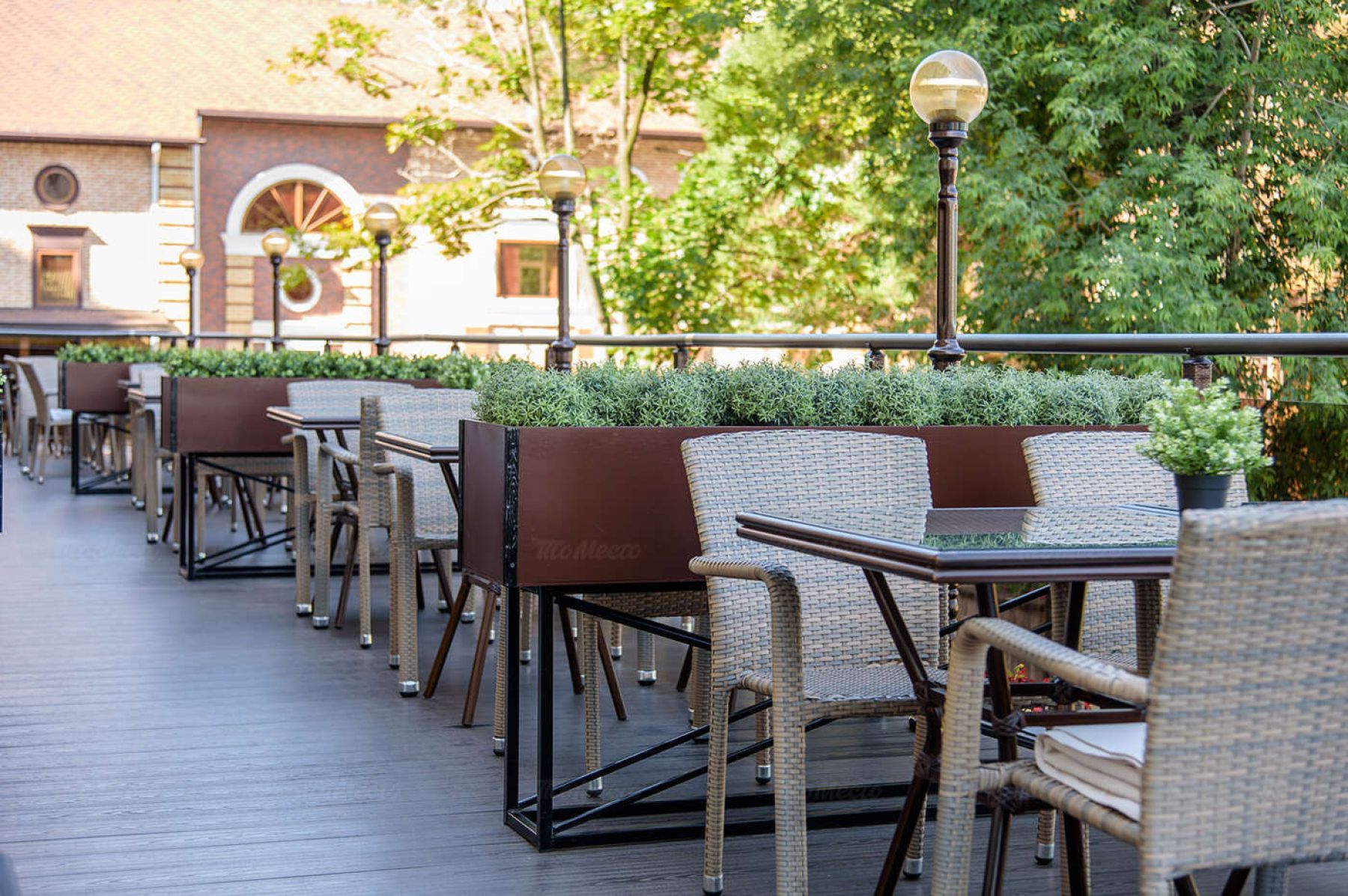 Комфортная мебель в AurA Kitchen&Bar