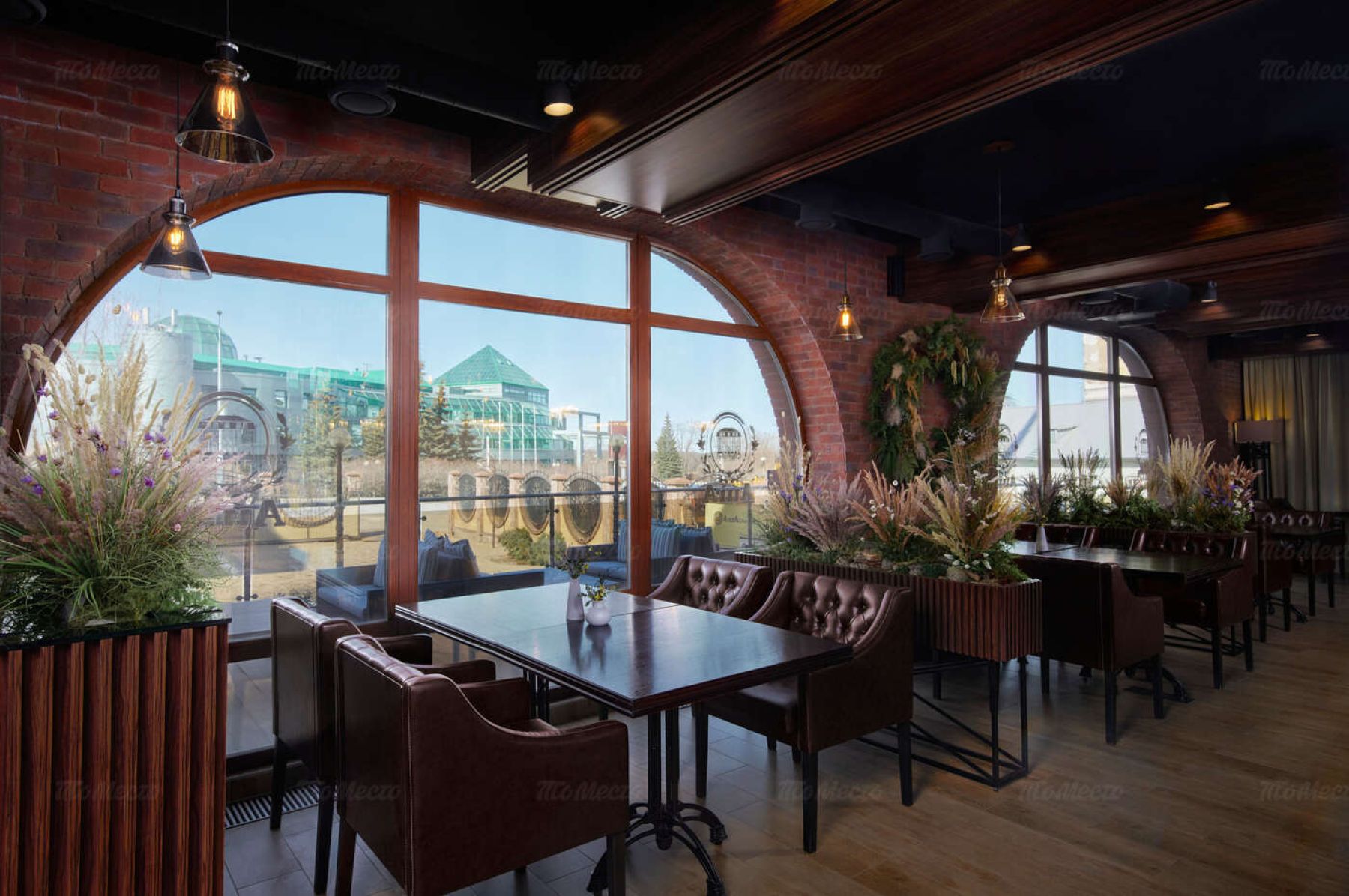 Интерьер AurA Kitchen&Bar с панорамными окнами