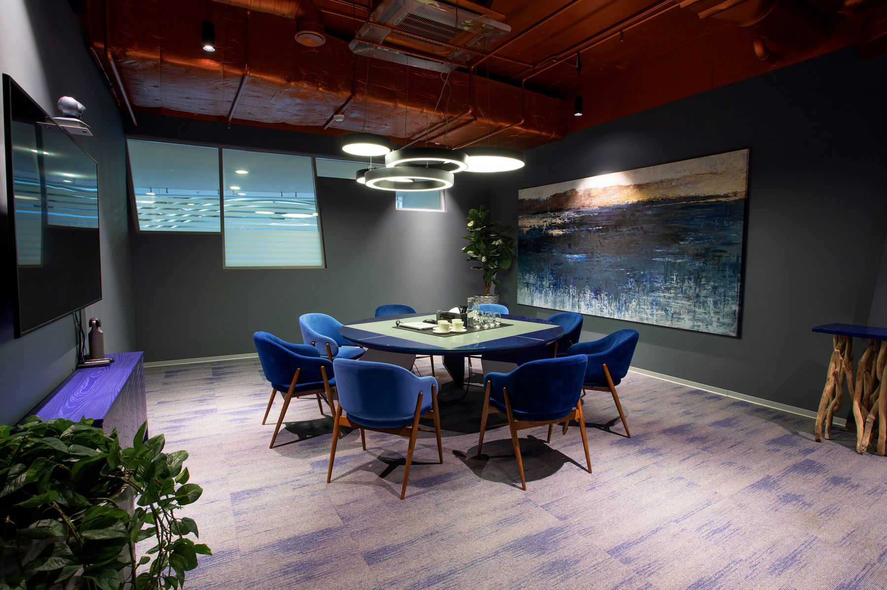 Декоративные элементы в переговорной Аква