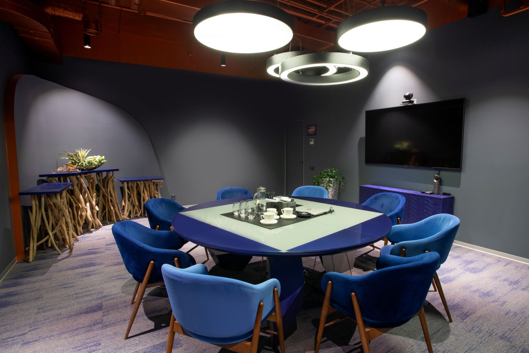 Уютная атмосфера переговорной для мероприятий