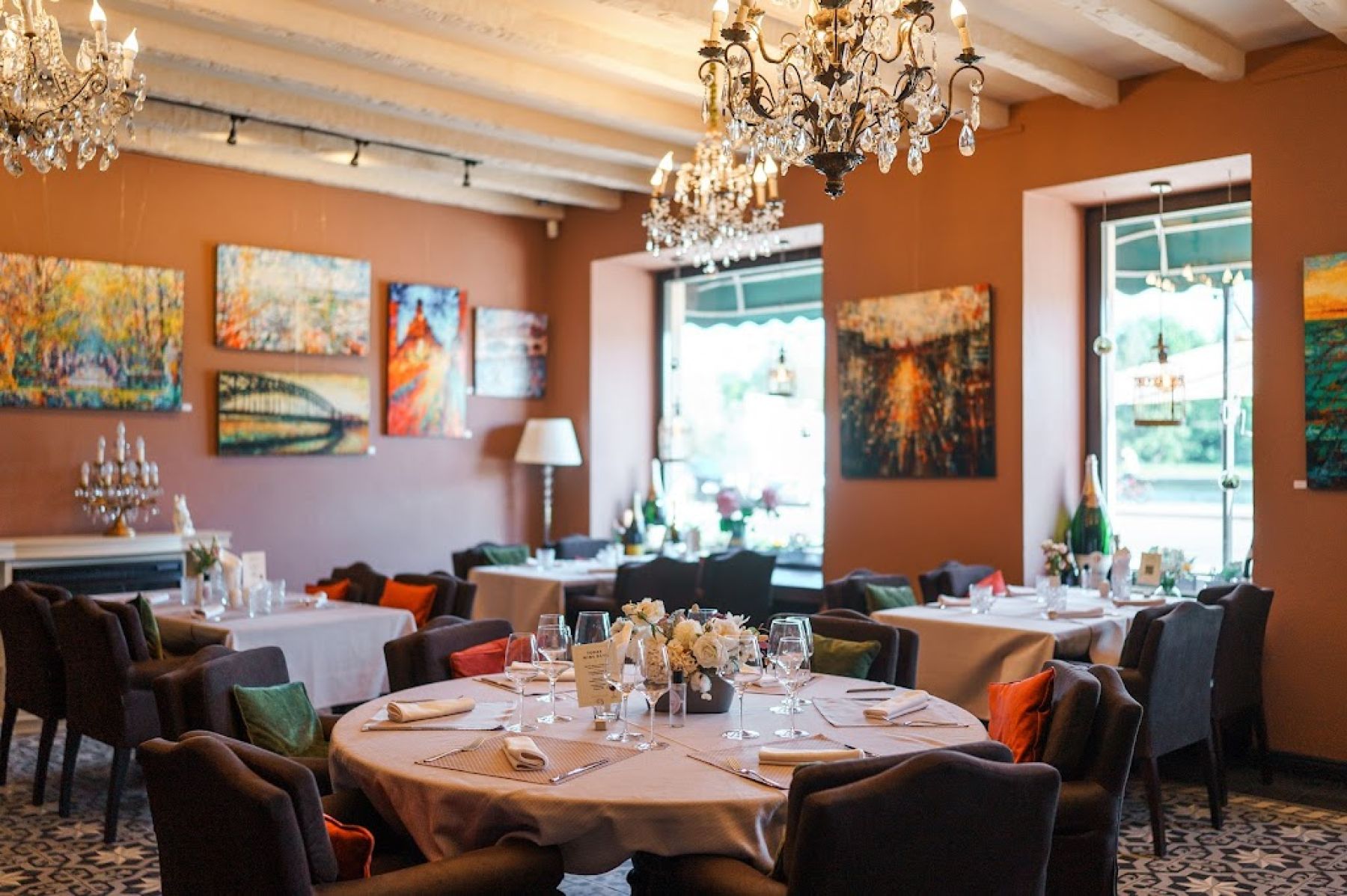 Оформление зала в ресторане "Марсельеза"