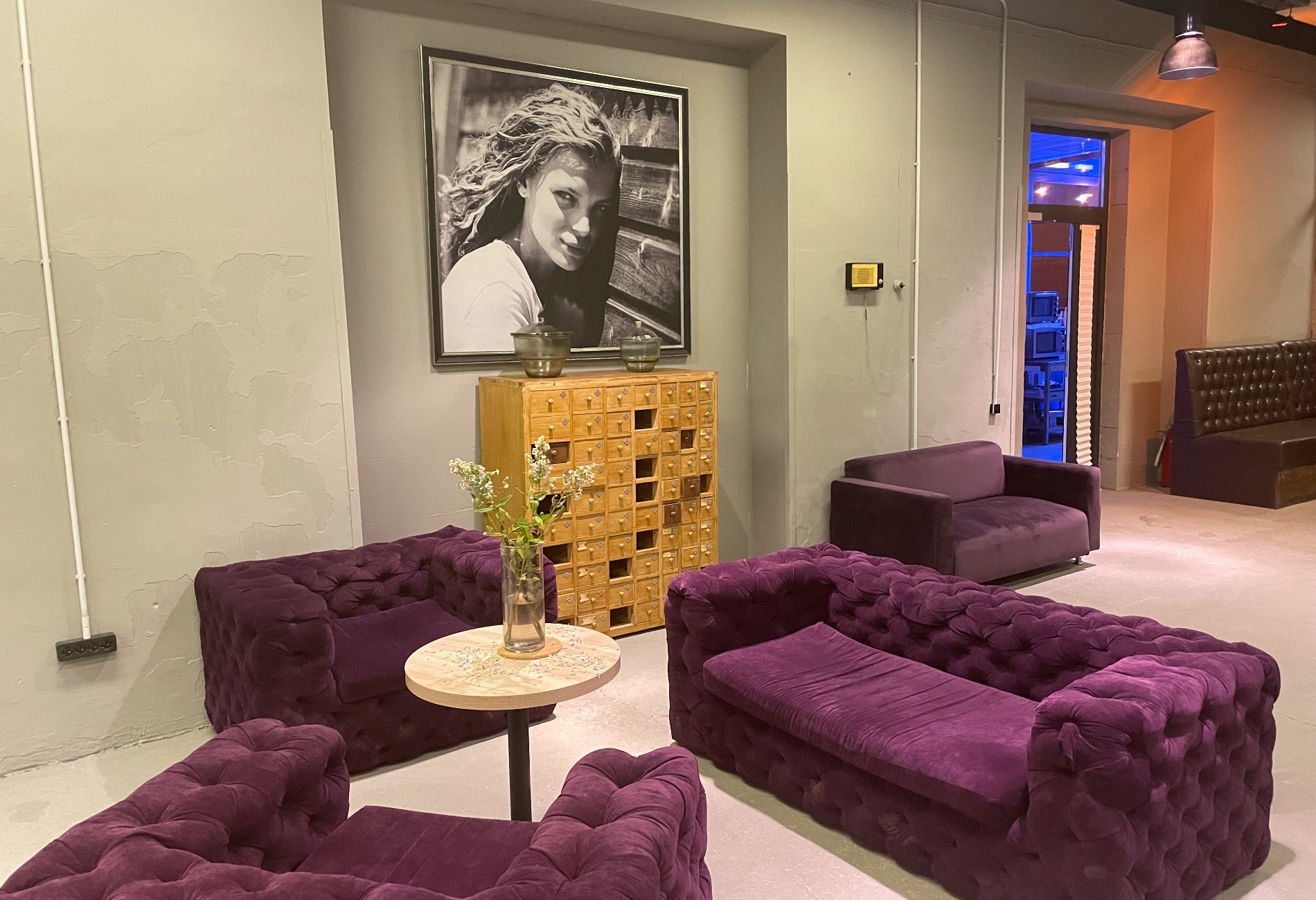 Интерьер лофта с большими окнами