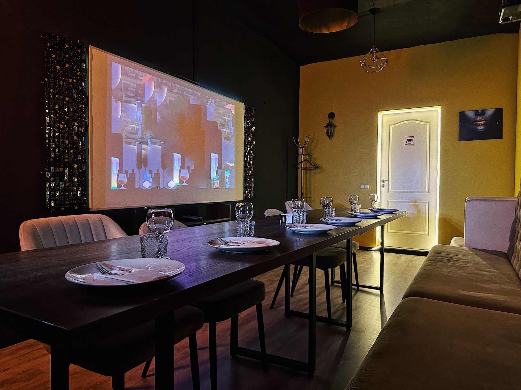 Уютная лоунж-зона с диванами