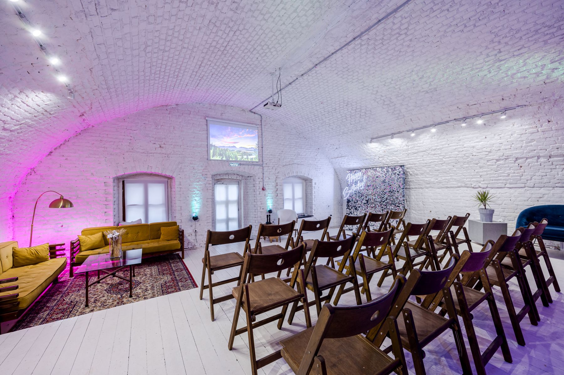 Удобные кресла в лофте на Якиманке