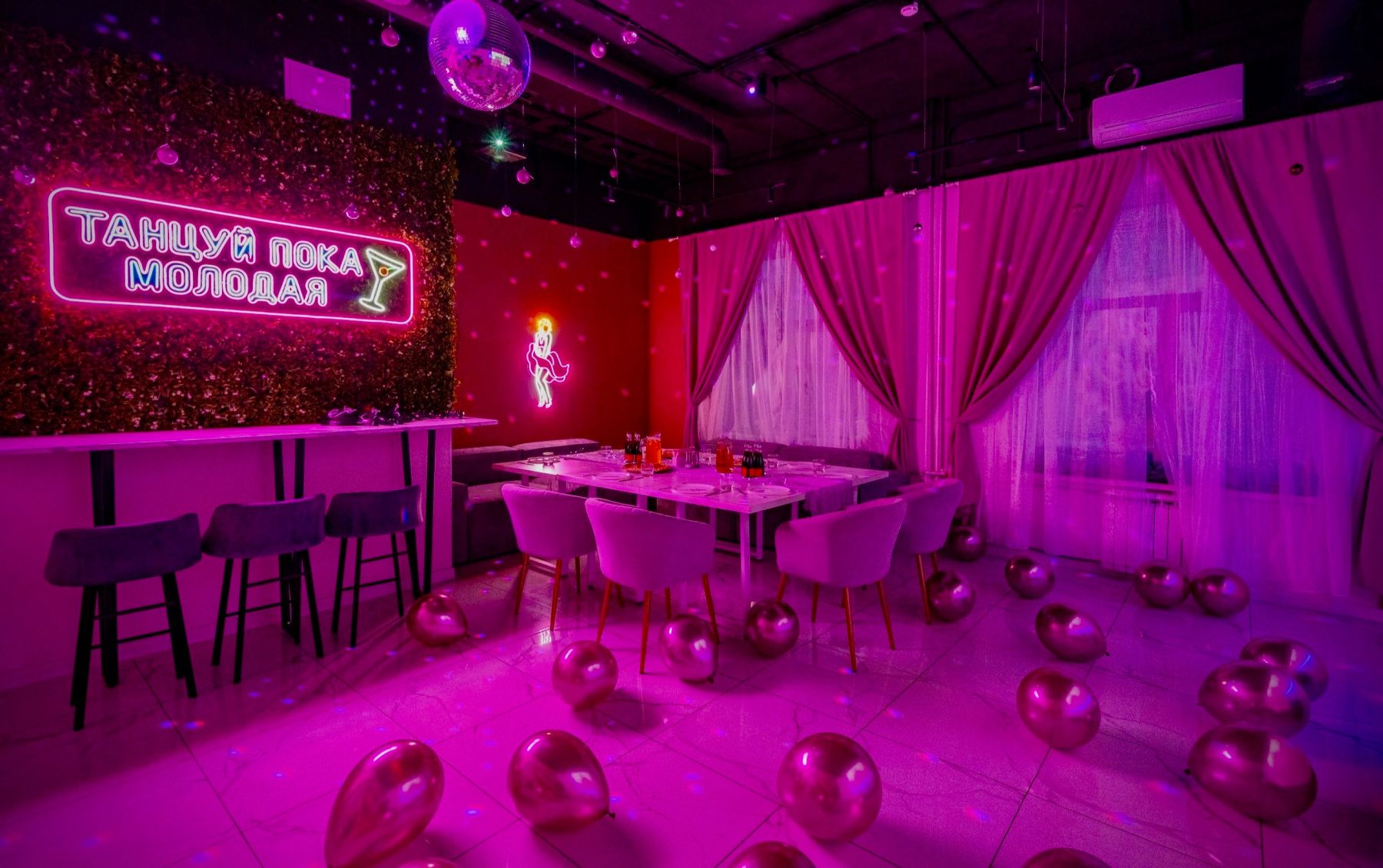 Лофт с караоке и диско-шаром в Москве