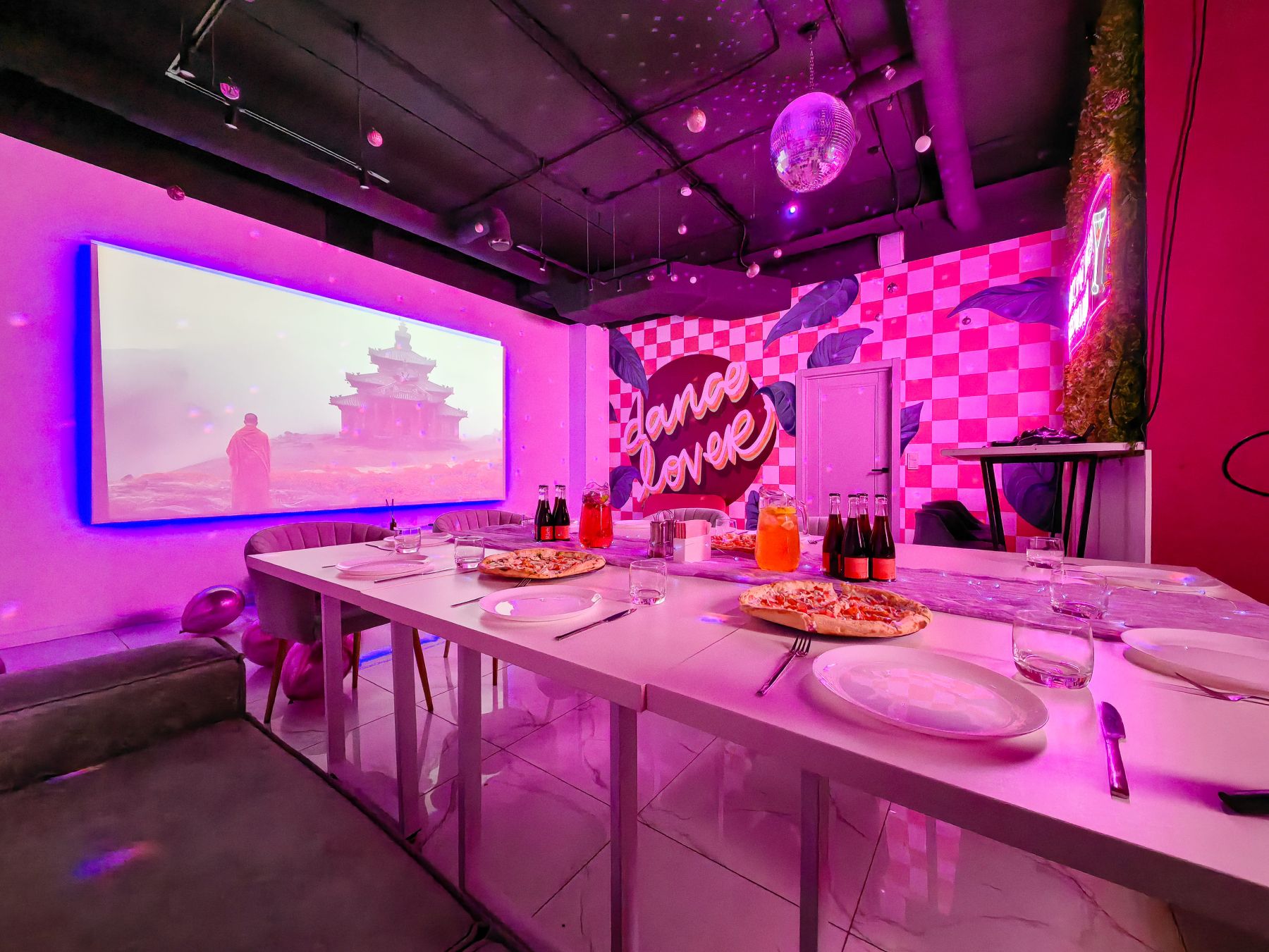 Большой экран для просмотра фильмов в лофте