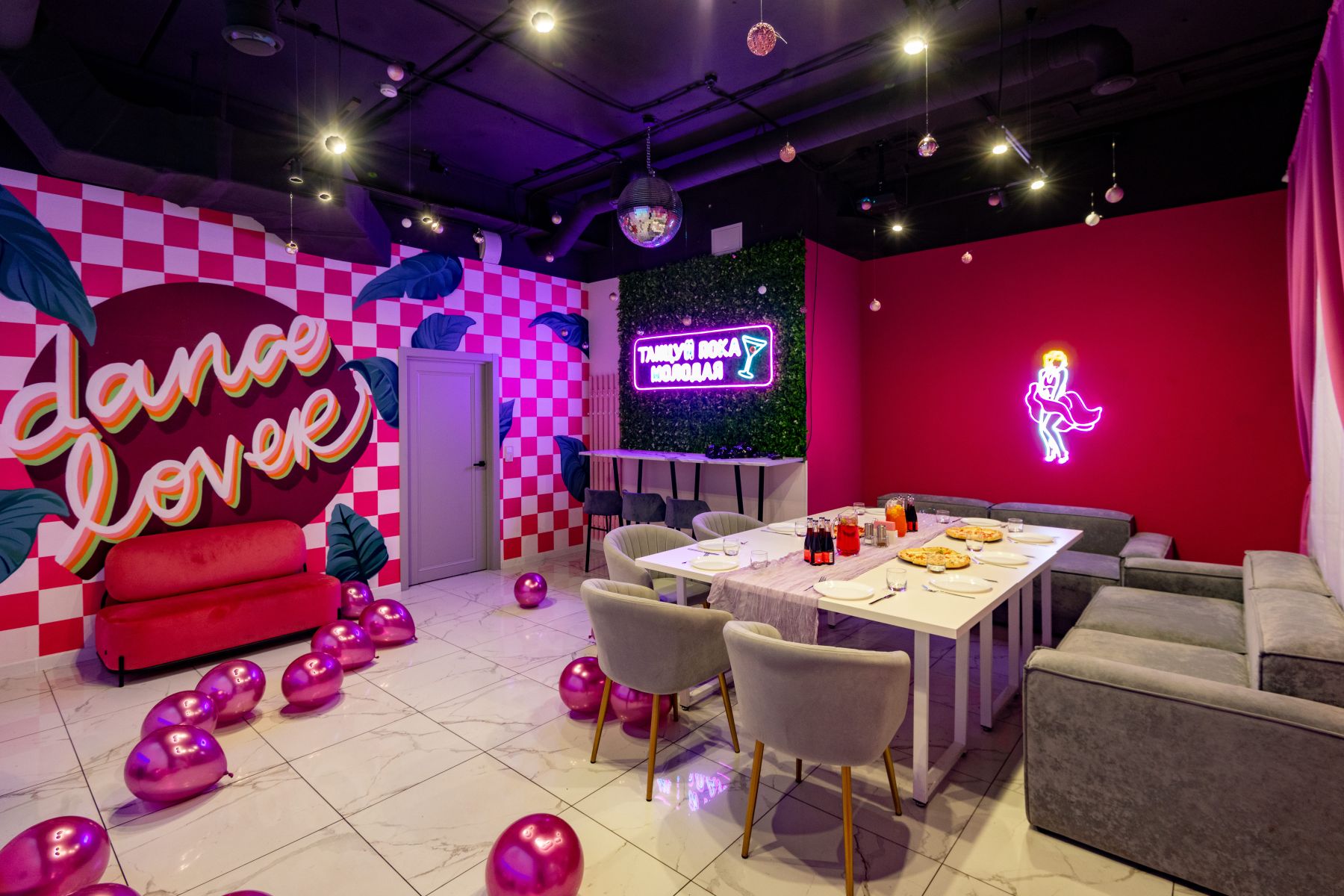 Интерьер лофта с неоновой подсветкой