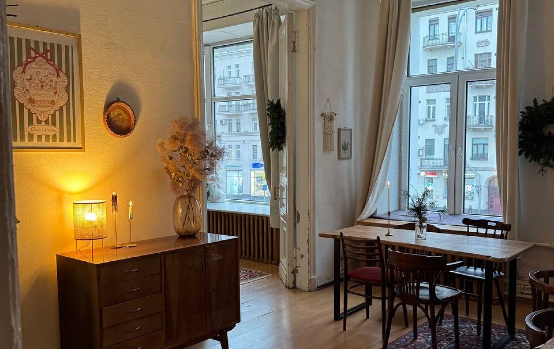 Творческое пространство на Проспекте мира - интерьер с панорамными окнами