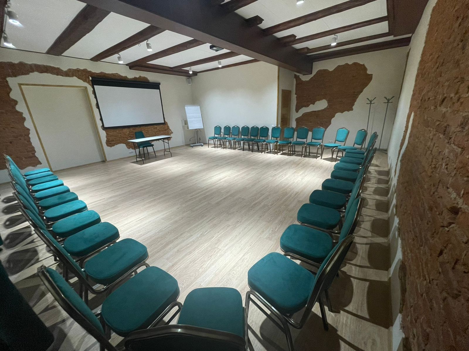 Просторный зал с окнами на набережную реки Фонтанки