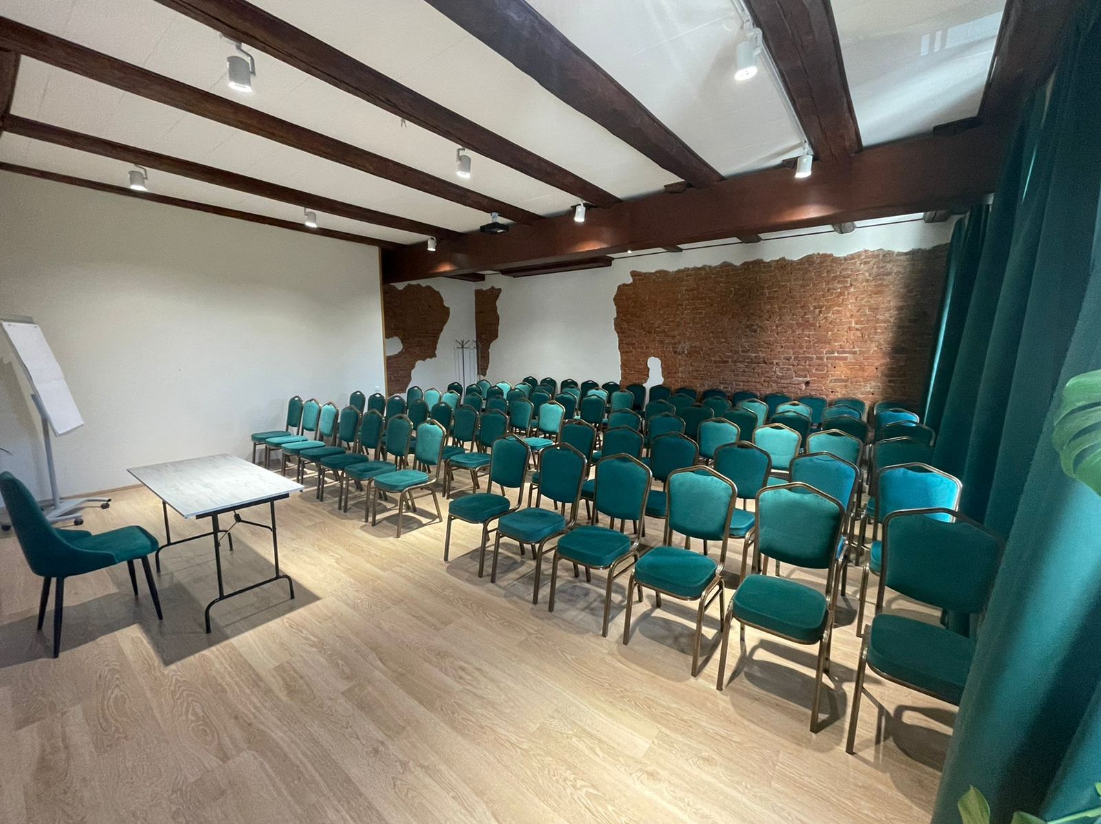 Внутренний вид конференц-зала с расстановкой столов