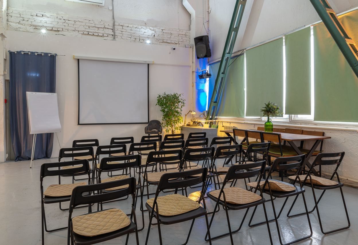 Интерьер светлого лофта для вечеринок