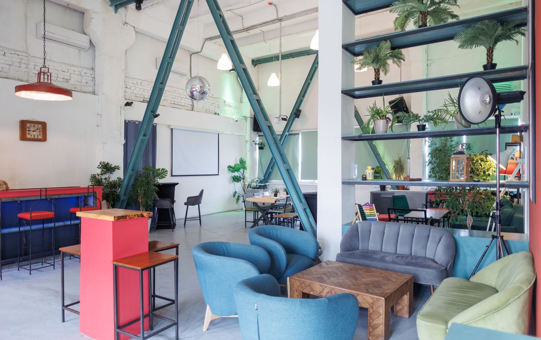 Светлый лофт с верандой для мероприятий