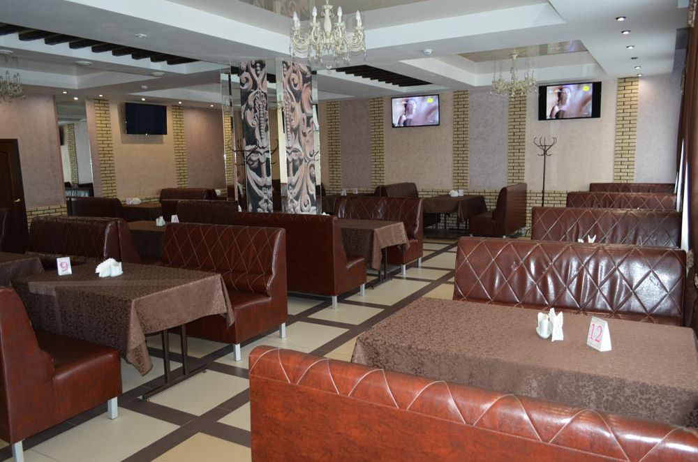 Стол с угощениями в кафе «Марлен»