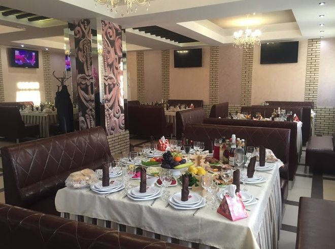 Фиолетовые осветительные приборы в банкетном зале