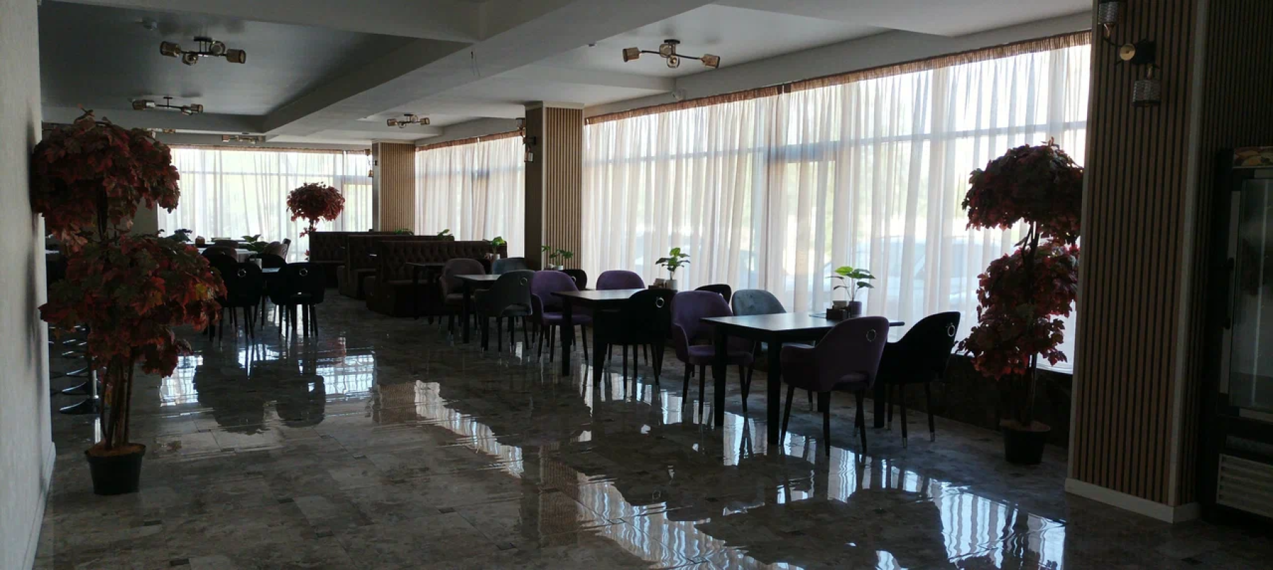 Зал ресторана с музыкальным оборудованием