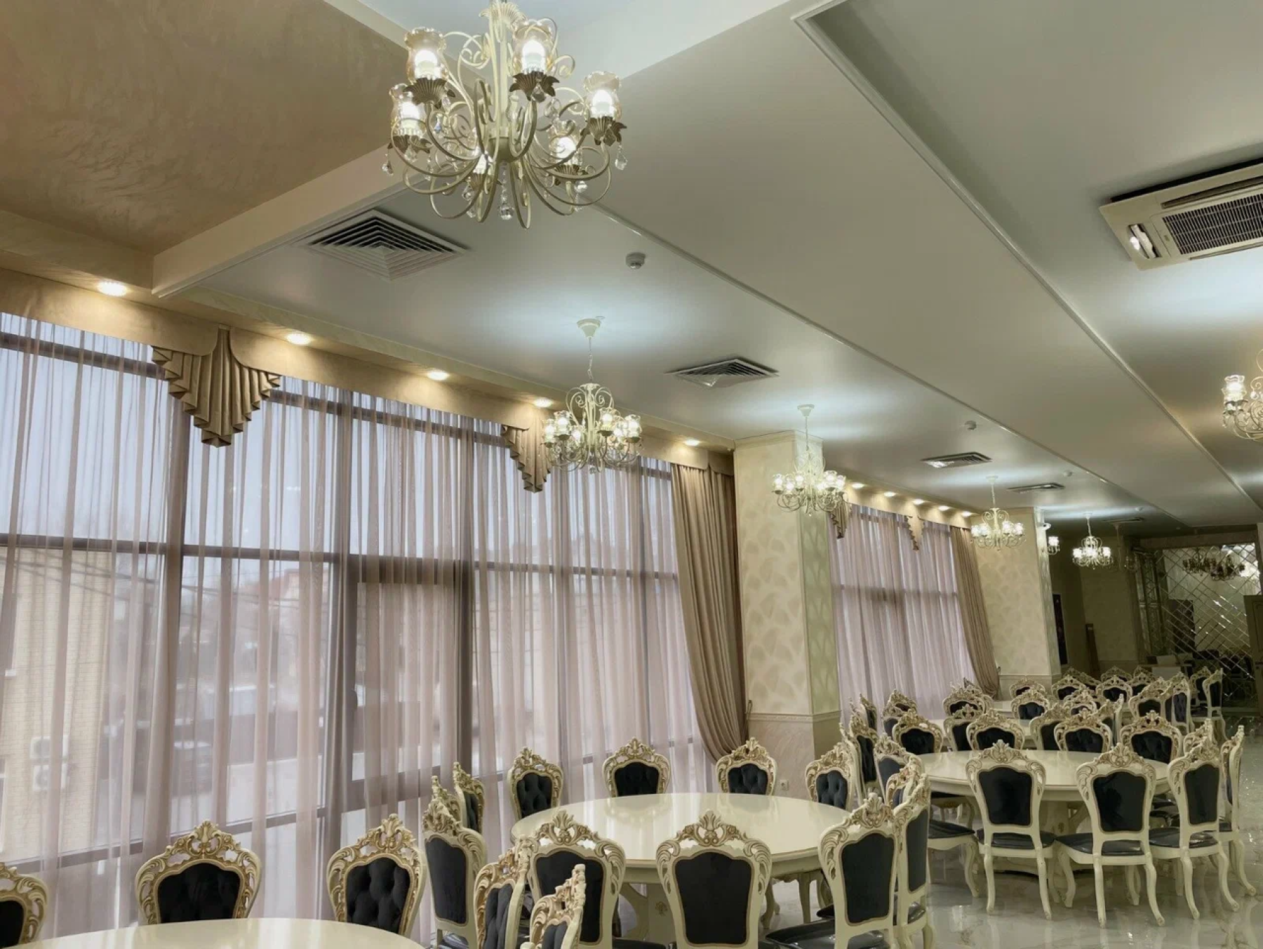 Барный стойка ресторана с алкоголем