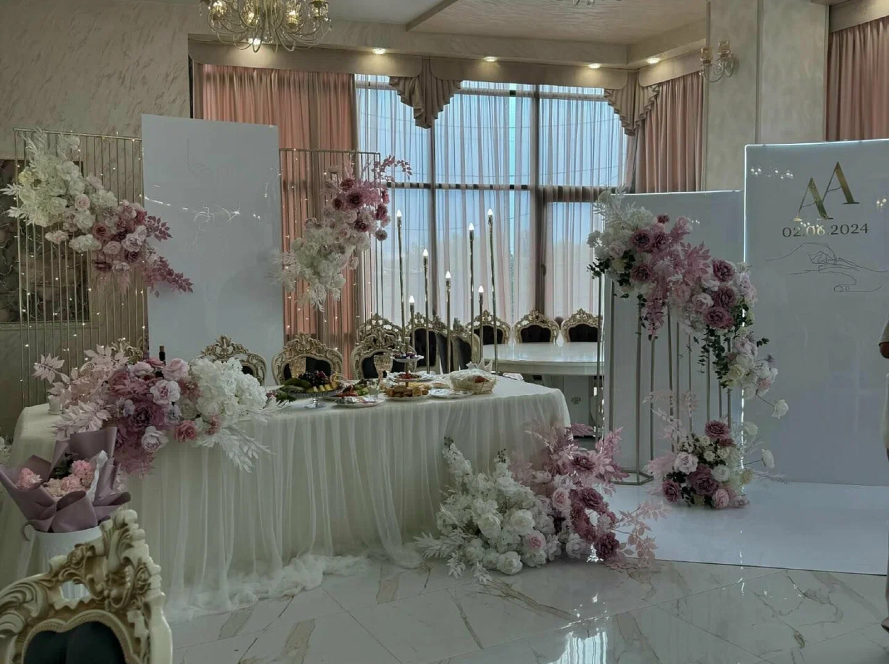 Уютная зона для отдыха в ресторане «Nairi»