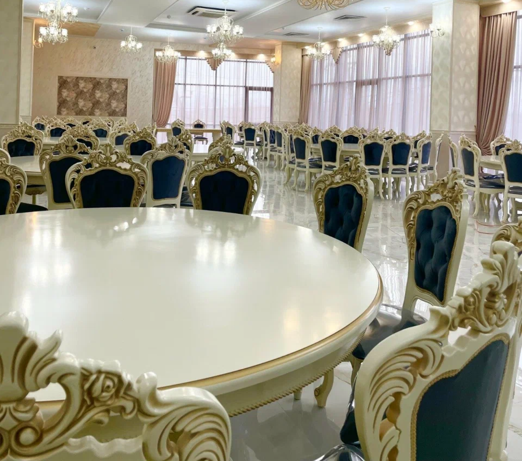 Светлый интерьер ресторана с большими окнами