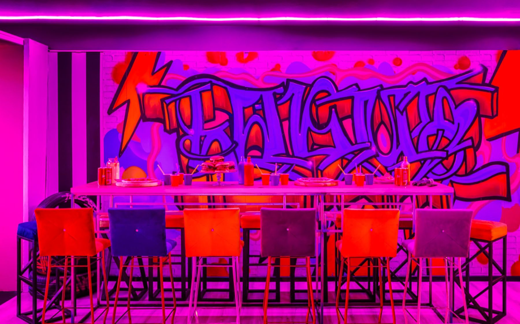 Яркий лофт Контент База с неоновой подсветкой