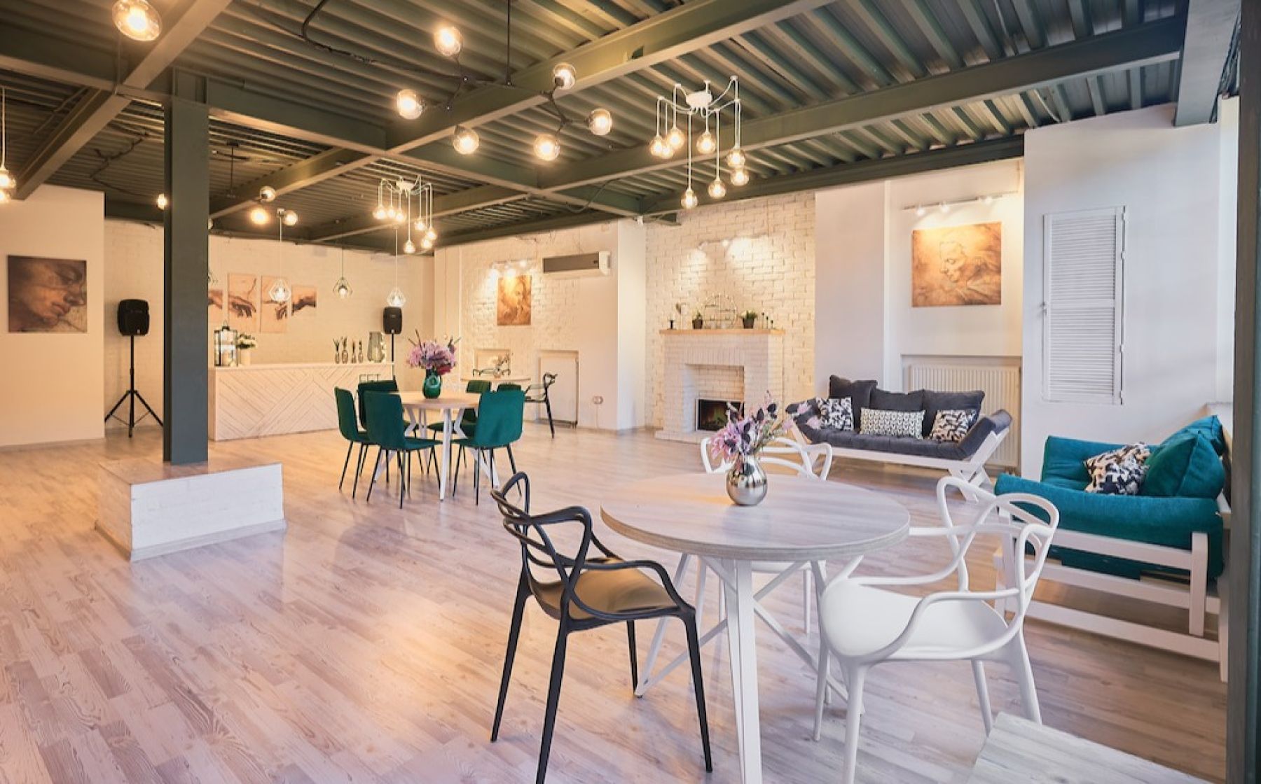 Зал особняка Мон Мартр с дизайнерским интерьером