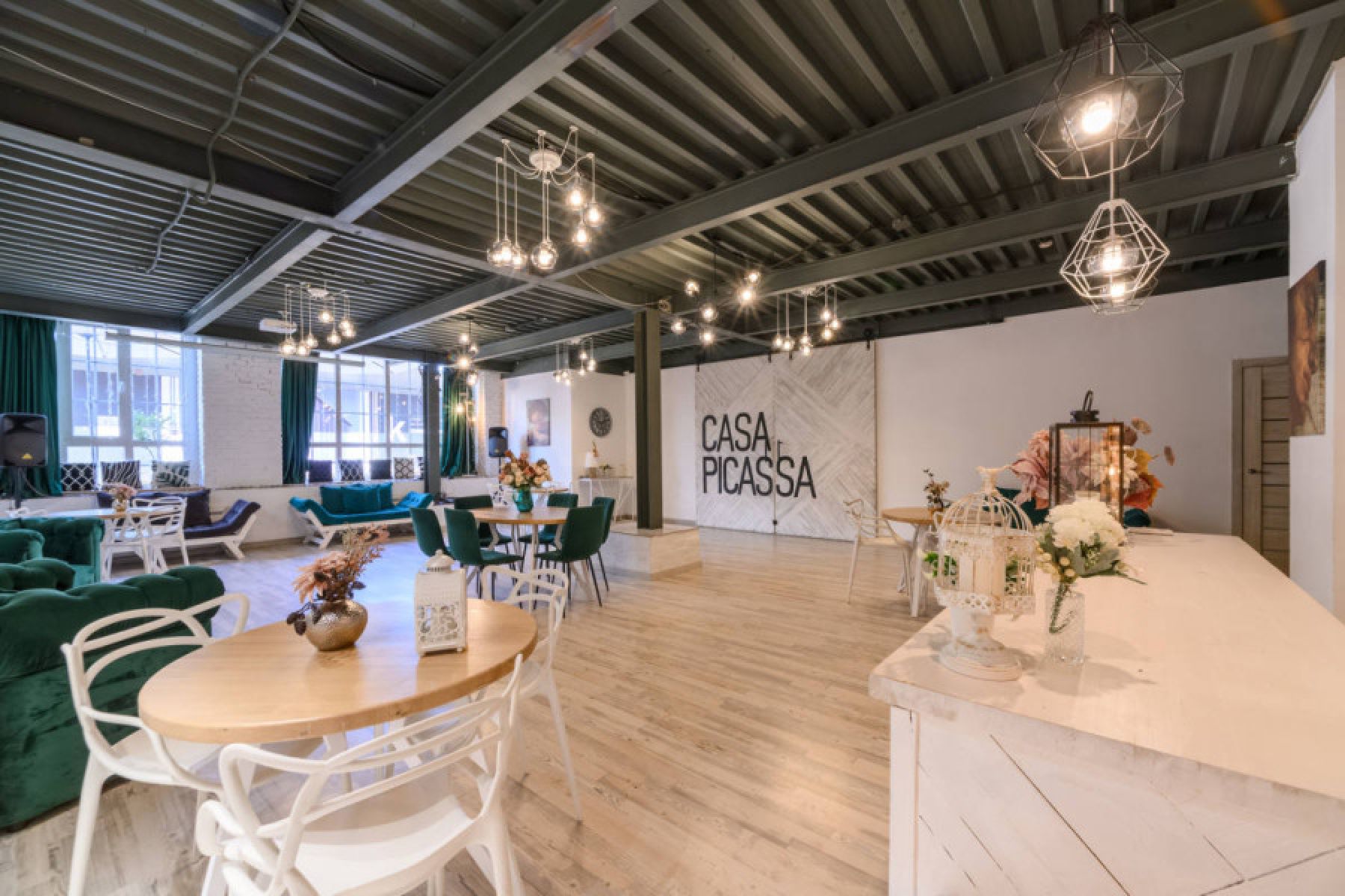 Просторная терраса особняка Мон Мартр