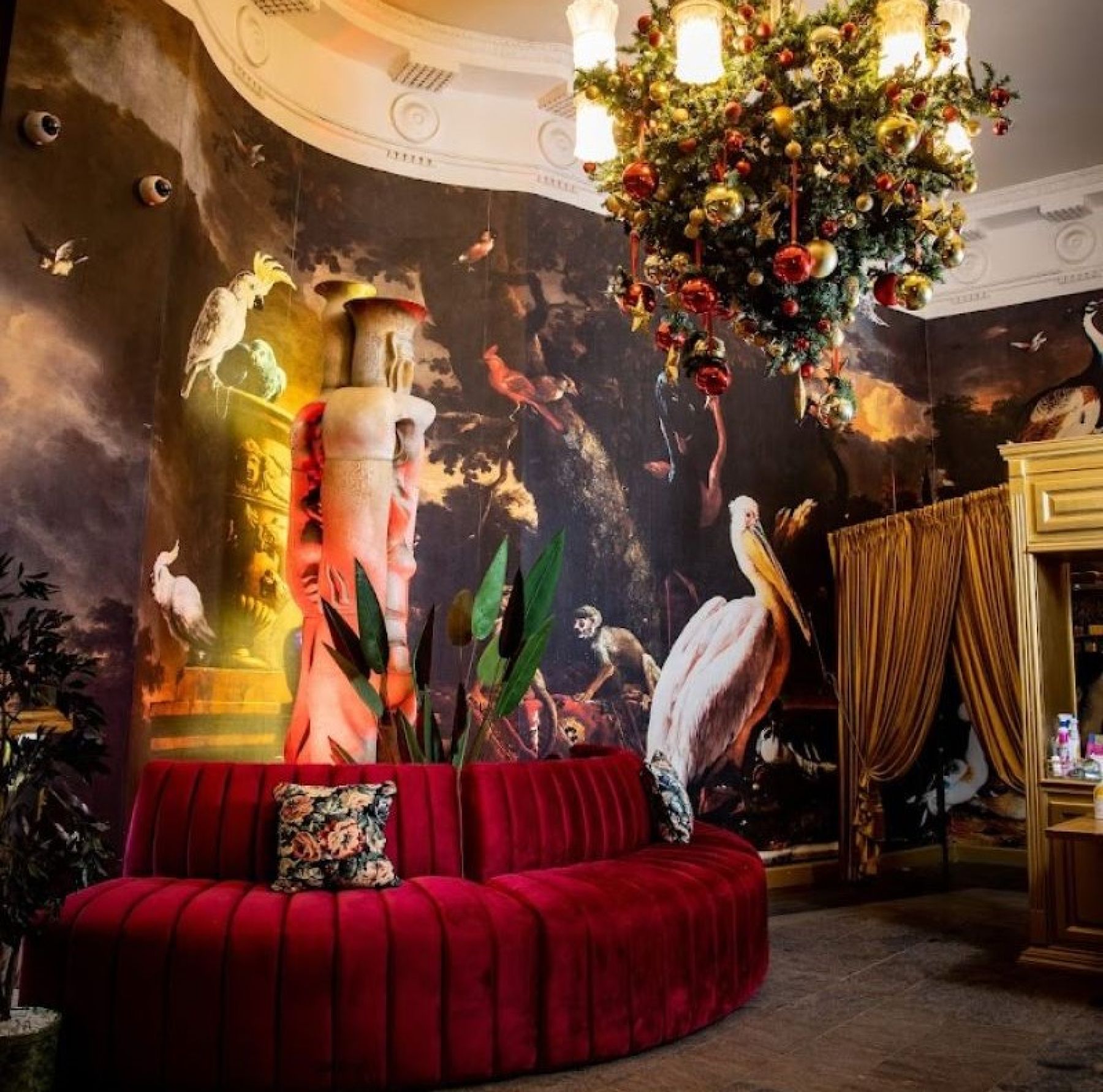 Зал ресторана с сценой и музыкальным оборудованием