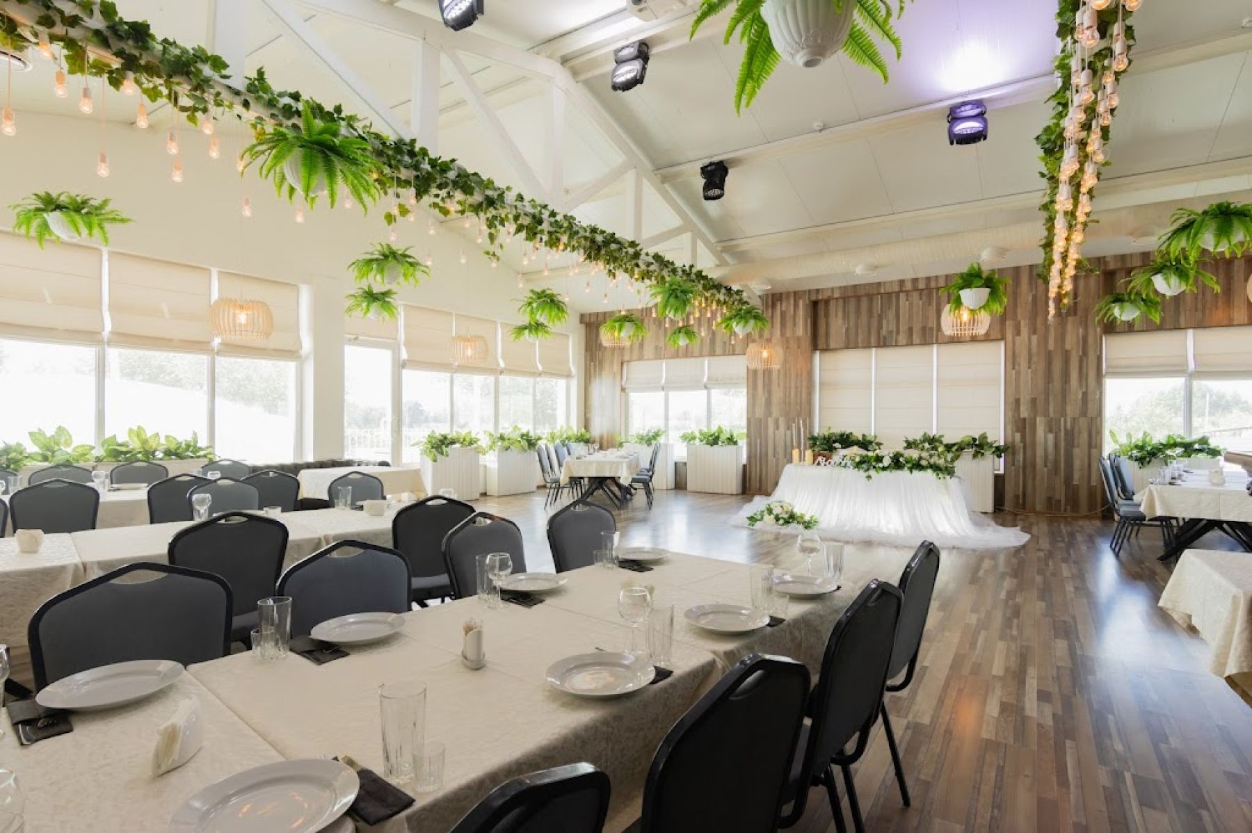 Зал ресторана Чайка с караоке