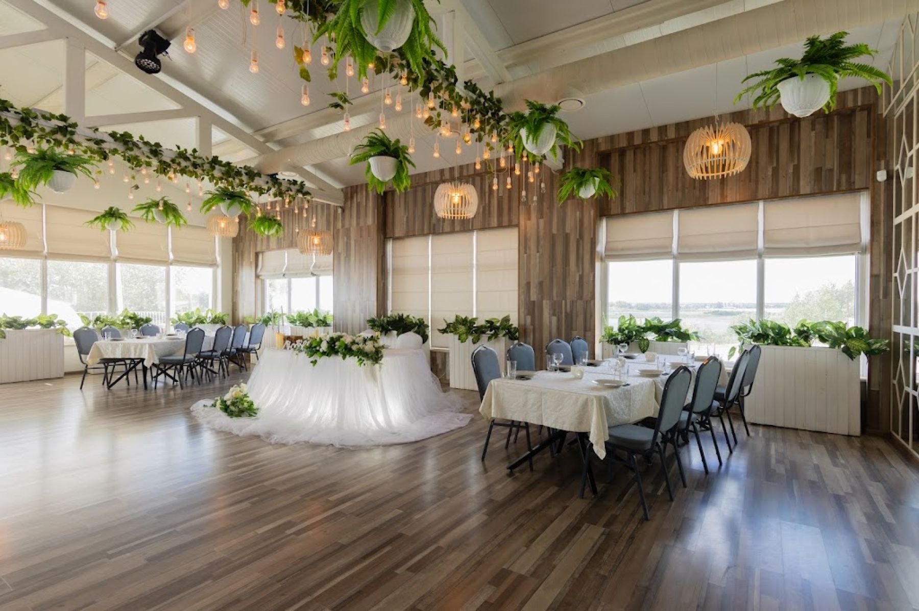 Столовая зона ресторана Чайка