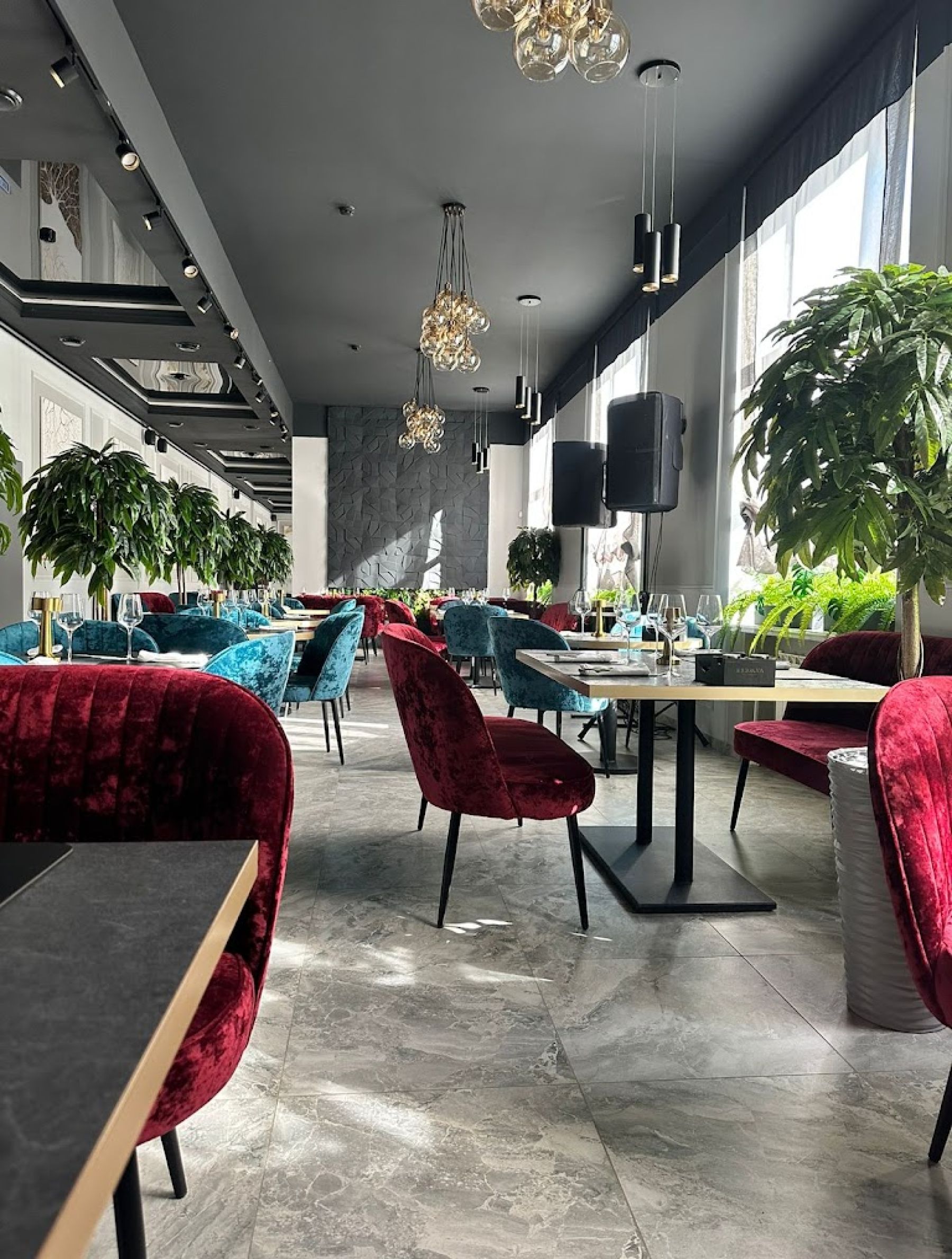 Интерьер ресторана KLЮKVA