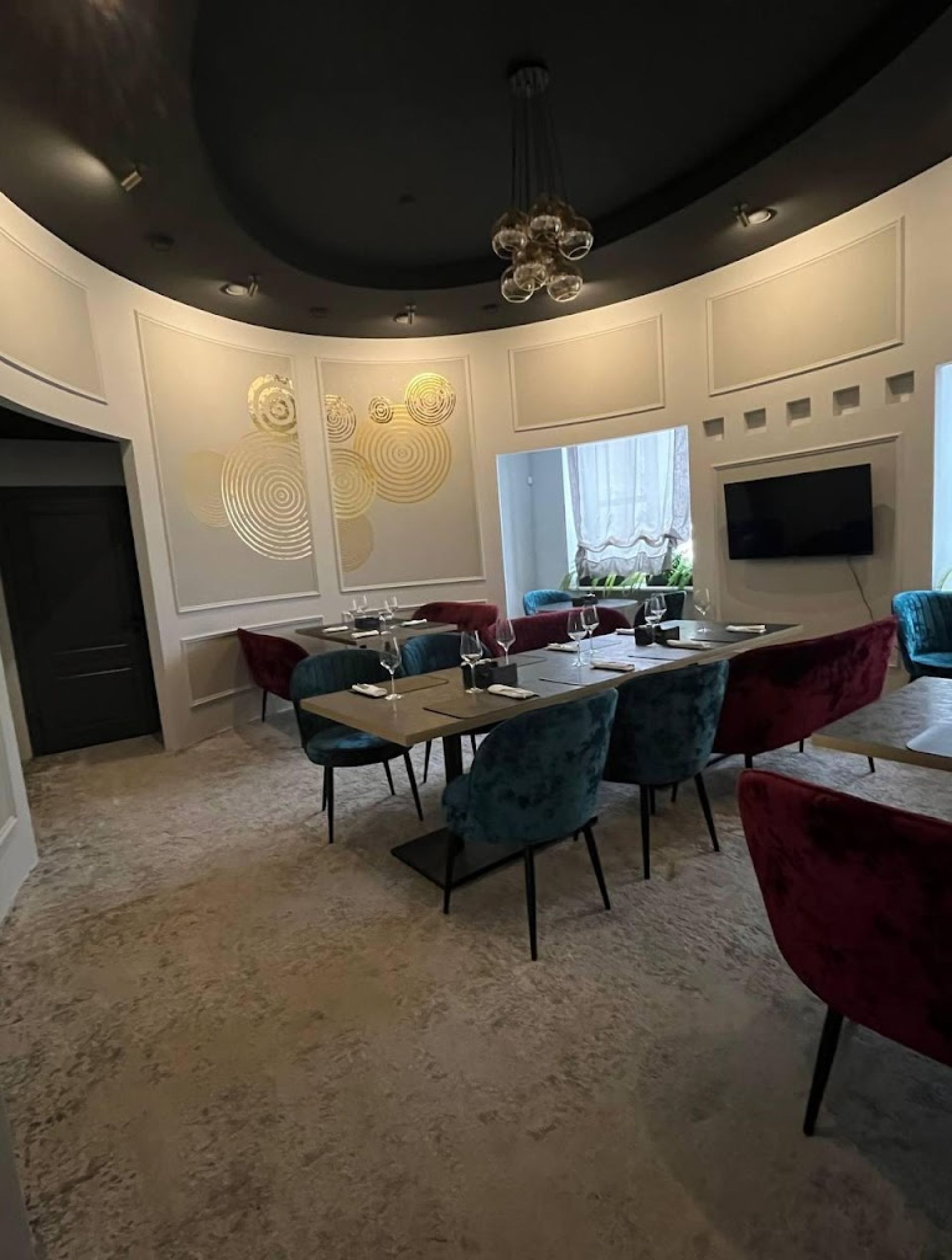 Современная мебель в ресторане KLЮKVA