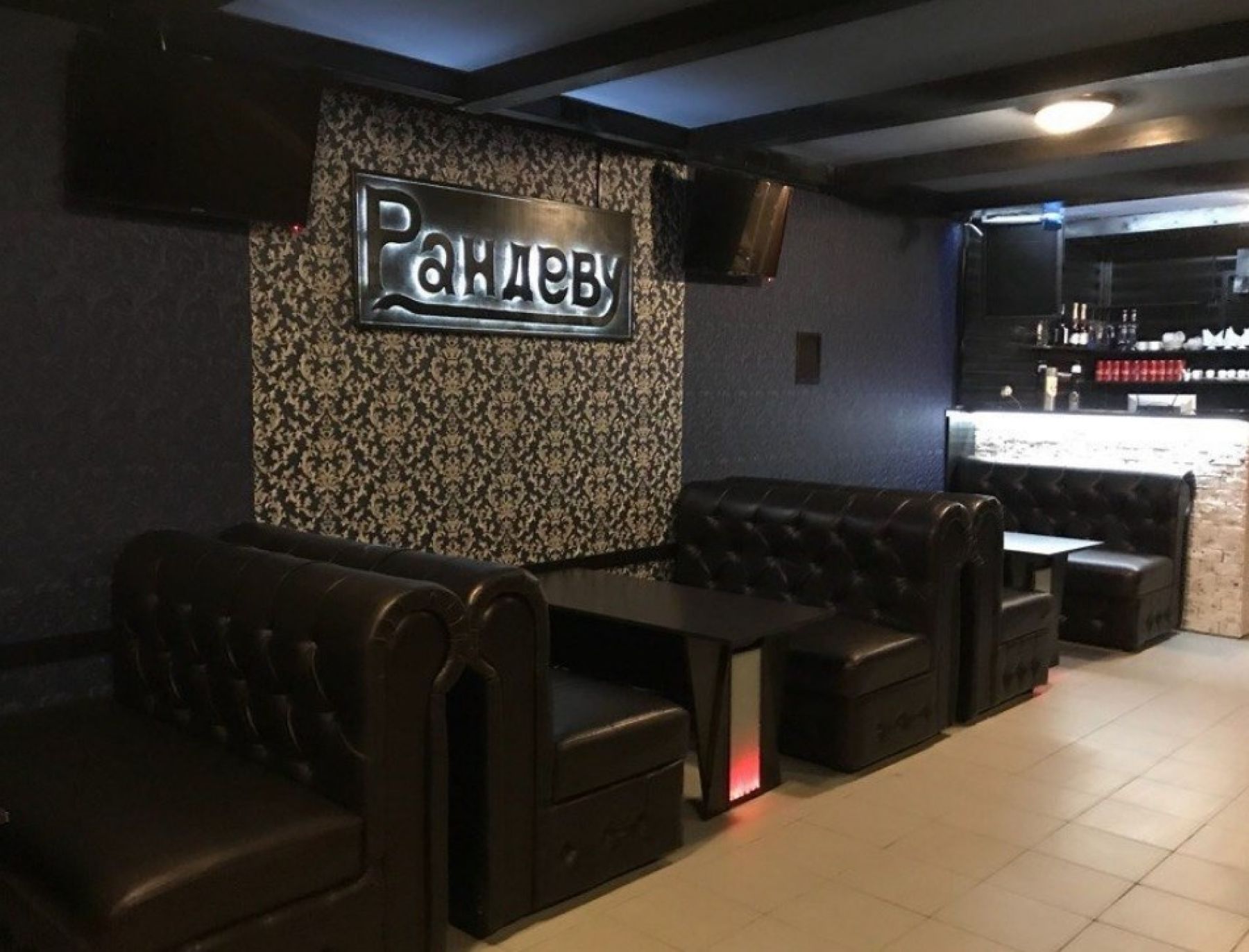Зал кафе Рандеву с музыкальным оборудованием