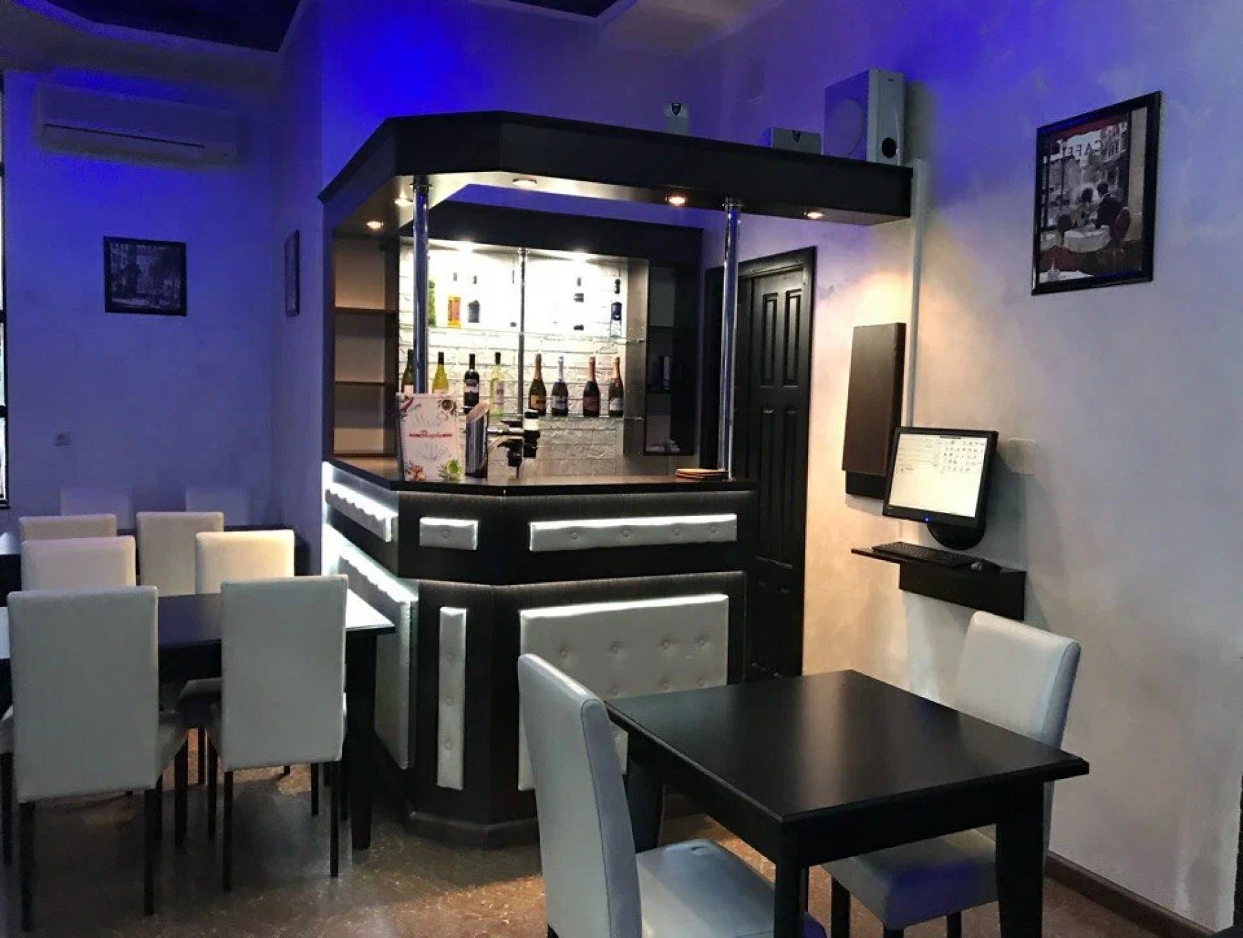 Парковка у кафе Рандеву